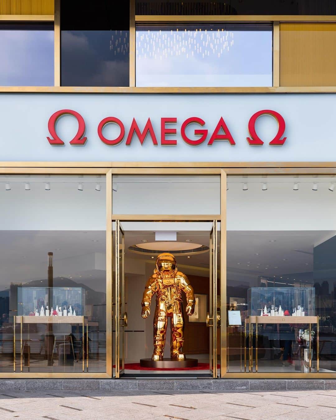 オメガさんのインスタグラム写真 - (オメガInstagram)「Opening new doors in Hong Kong. Our OMEGA Boutique at the K11 Musea is a must-see destination both inside and out.  #OMEGA」12月15日 3時31分 - omega