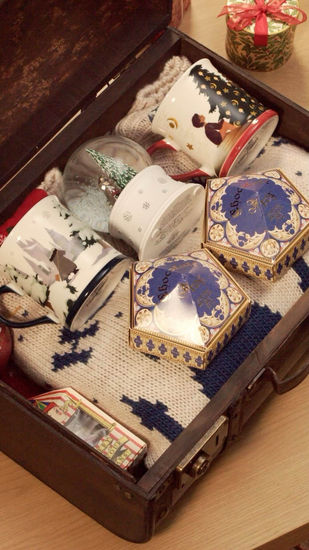 ハリー・ポッターのインスタグラム：「Packed and ready for the holidays ✅ Create your very own trunk on the Harry Potter Shop!  While stocks last. Terms and conditions apply.」