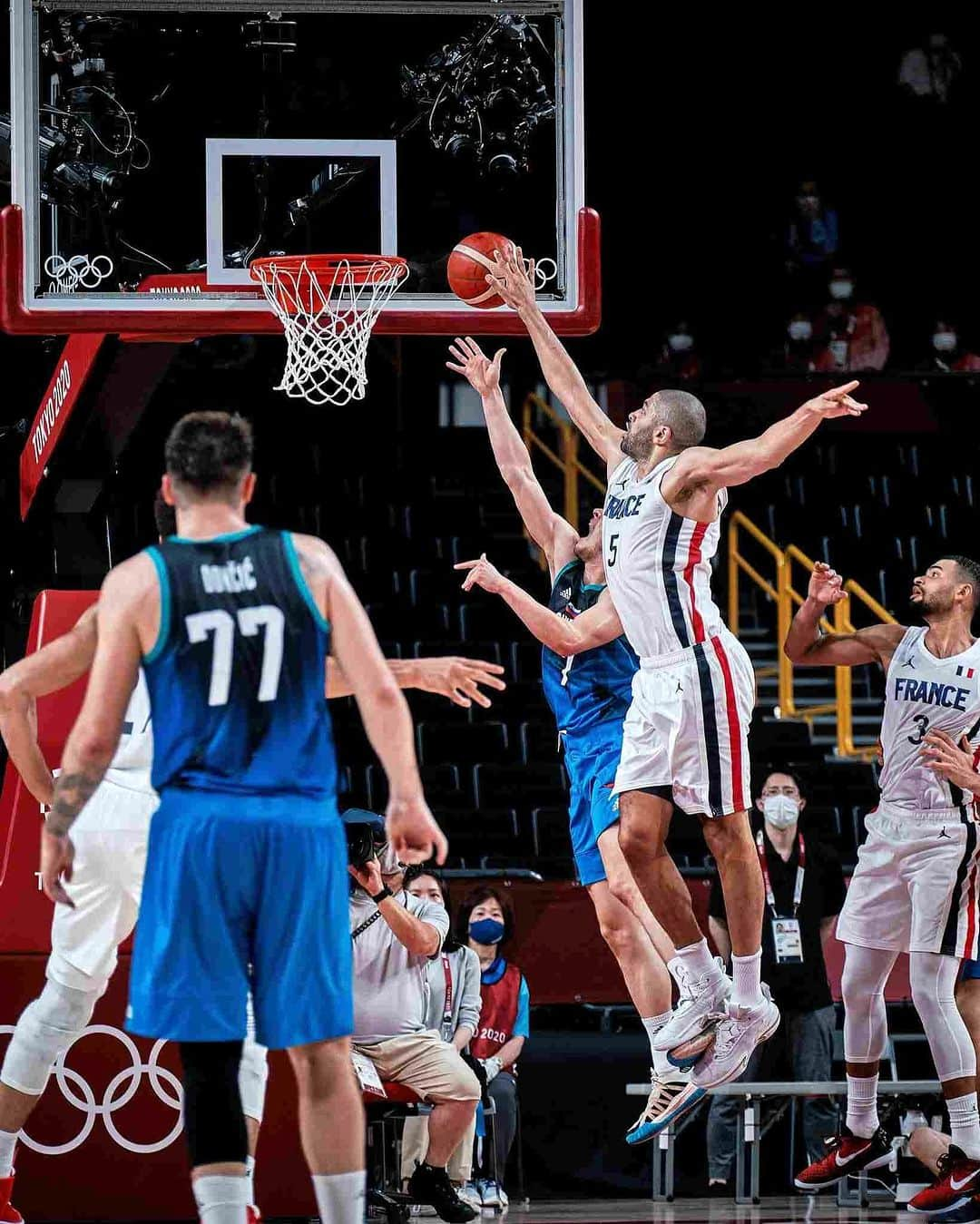 FIBAのインスタグラム：「One of the most iconic moments in basketball history 🖐️」