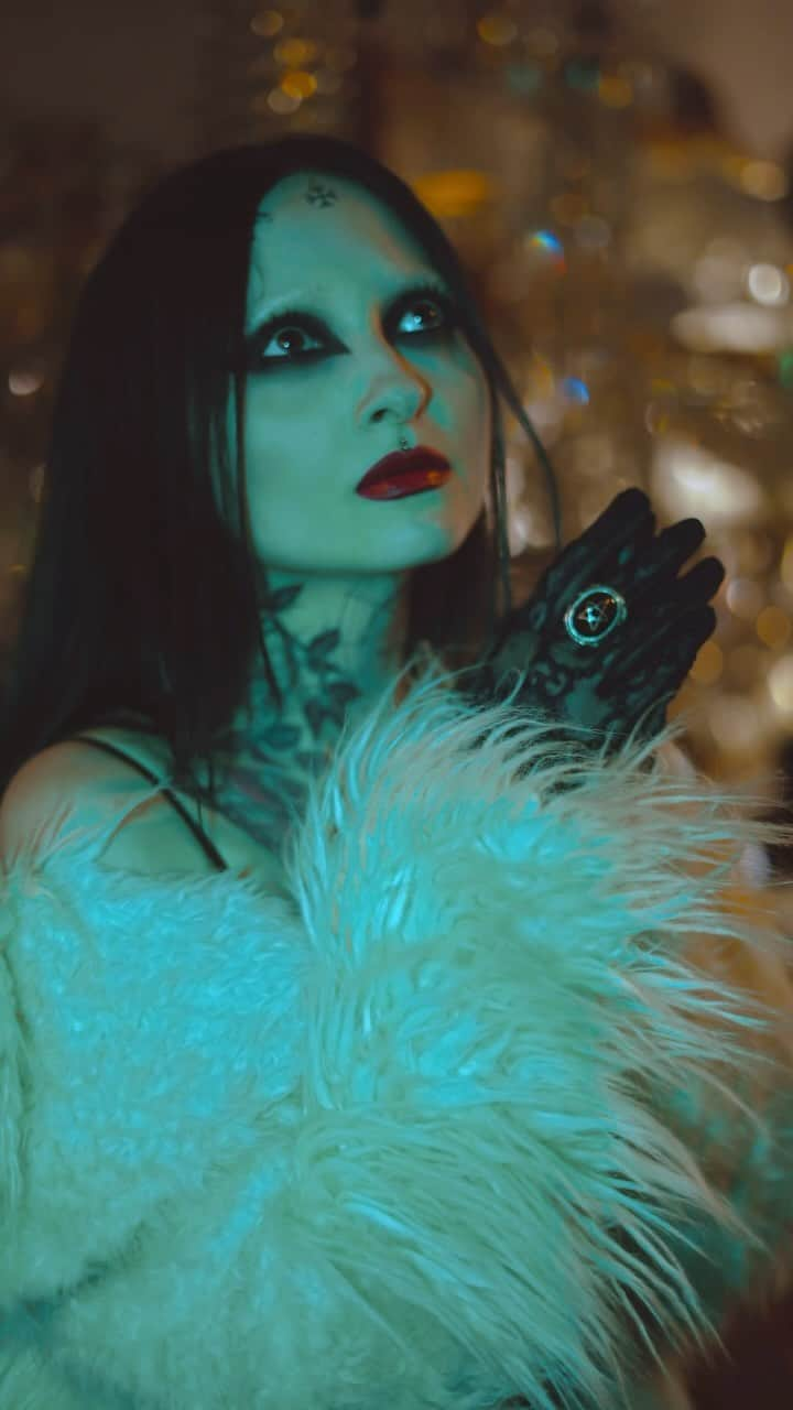 アレックスストリーターのインスタグラム：「The darker the night, the brighter the jewels. Wonderful @sofa_oblina wearing #angelheartring from @alexstreeternyc  - - #cinematography #gothic #gothicjewelry #reelmagic #reelsinstagram」