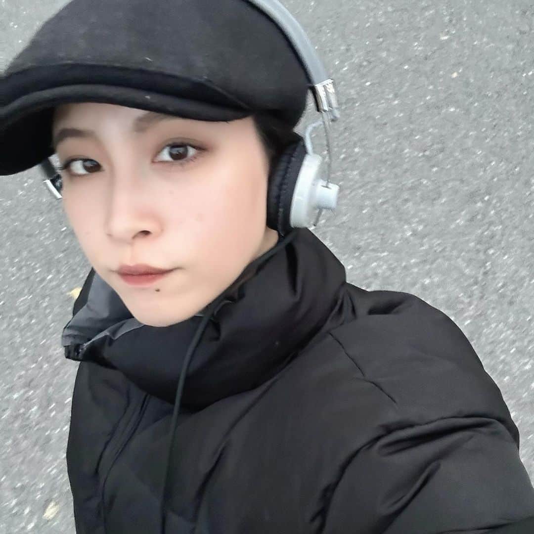 坂本澪香のインスタグラム：「壊れては自分で直して5年使い続けた 私の緑のagワイヤレスちゃん（通称豆）が壊れたので ashidaグレーさんを新調しました。 とっても音がレトロですこぴまるです。最高です。」