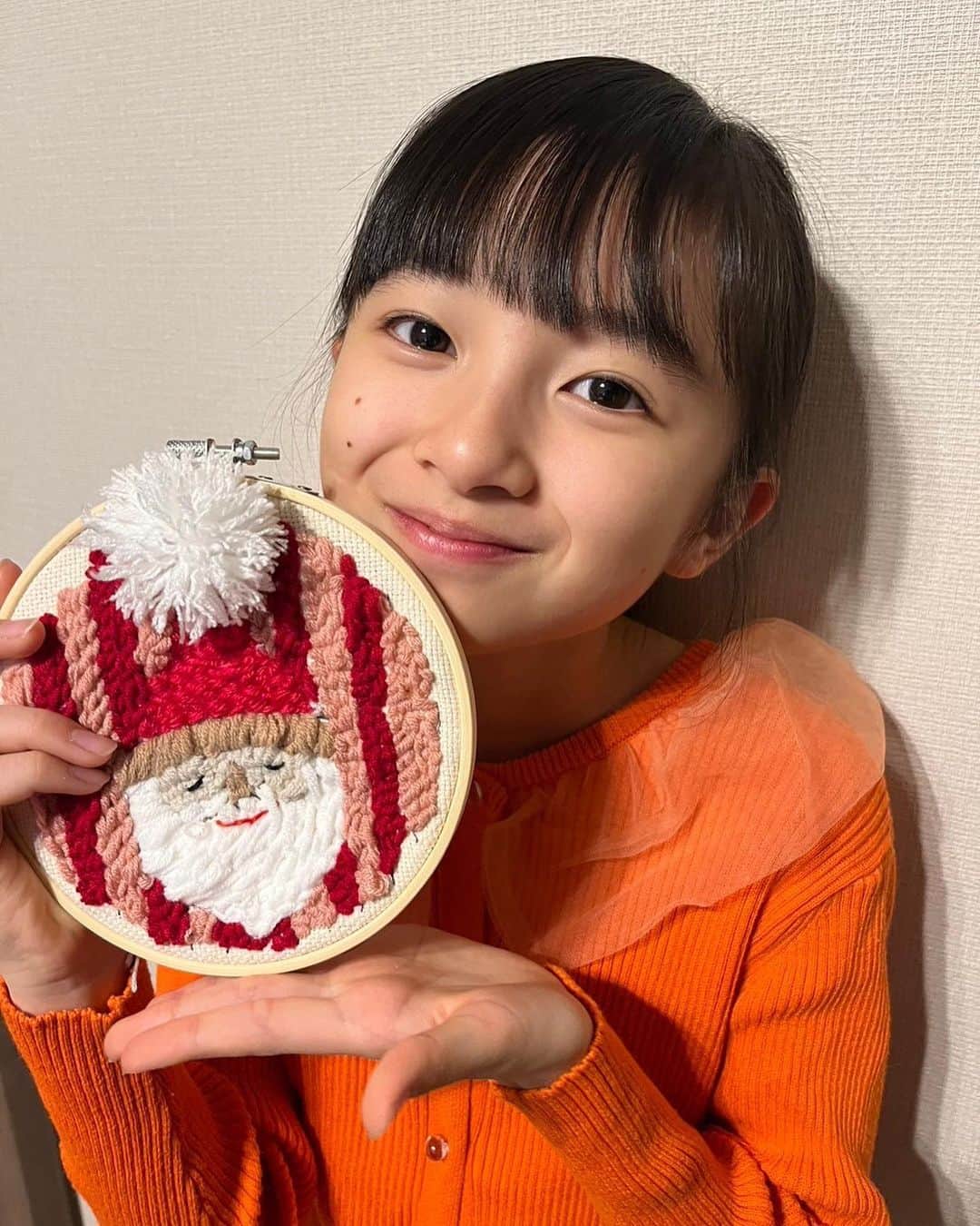 白山乃愛さんのインスタグラム写真 - (白山乃愛Instagram)「. 🧵ゆりあ先生の赤い糸🧵 最後までご覧いただきありがとうございました🙌  撮影で私がうまくいかない時に笑わせようとしてくれたりっくん。 その後、「できたね、上手だったよ。」と褒めてくださったゆりあさん。 普段はスッと背筋が伸びているのに演技では完璧なおばあちゃんになる節子おばあちゃん。 カットがかかったら起きてベッドでいつもニコニコしてくださったゴロさんパパ。 現場で明るい空気にしてくださるみちるママ。 普段はとても優しい話し方をされる、声が綺麗なしおりさん。 撮影の合間、学校の鉄棒の話を聞いてくださった蘭さん。 いつもイケメンだったばんちゃん。 優しい笑顔で白衣がぴったり似合う前田先生。 毎日元気に現場で頑張っていたみのんちゃん。  三ヶ月間素敵な先輩方の中でまにを演じられて お芝居の勉強になりました。 監督をはじめスタッフさんにも優しくしていただき楽しい時間でした。現場に行けないのがとても寂しいです🥲  クランクアップの時にプロデューサーさんにプレゼントしていただいたので、初めて刺繍に挑戦しました🧵 難しくて上手にできなかったけど出来上がった時は嬉しくて、お気に入りです🪡  まにを見守って応援してくださった皆様、ありがとうございました🙌  乃愛」12月14日 22時16分 - noa_shiroyama_official