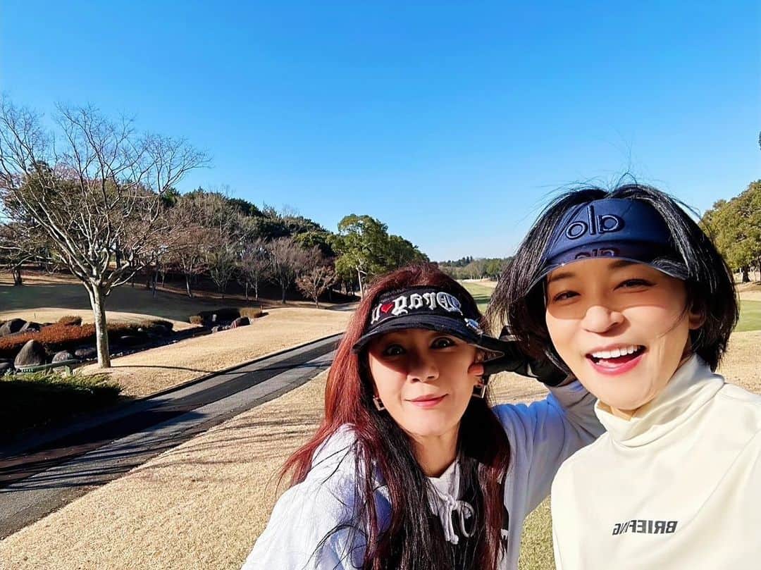 高嶋ちさ子のインスタグラム：「久々に大黒摩季さんにお会いするのがゴルフ場と言う、なんとも素敵な休日⛳️ 姐御肌の摩季さんですが、正式には摩季さんは私の1個下です。 なんとなくお姉さんっぽくて、終始敬語になりがちでした。 今日はお天気も良く、パー3つバーディー2つ 途中10叩いて結果100 楽しかったし、お天気も最高でした☀️ @makiohguro  @camelliahills_cc_official」