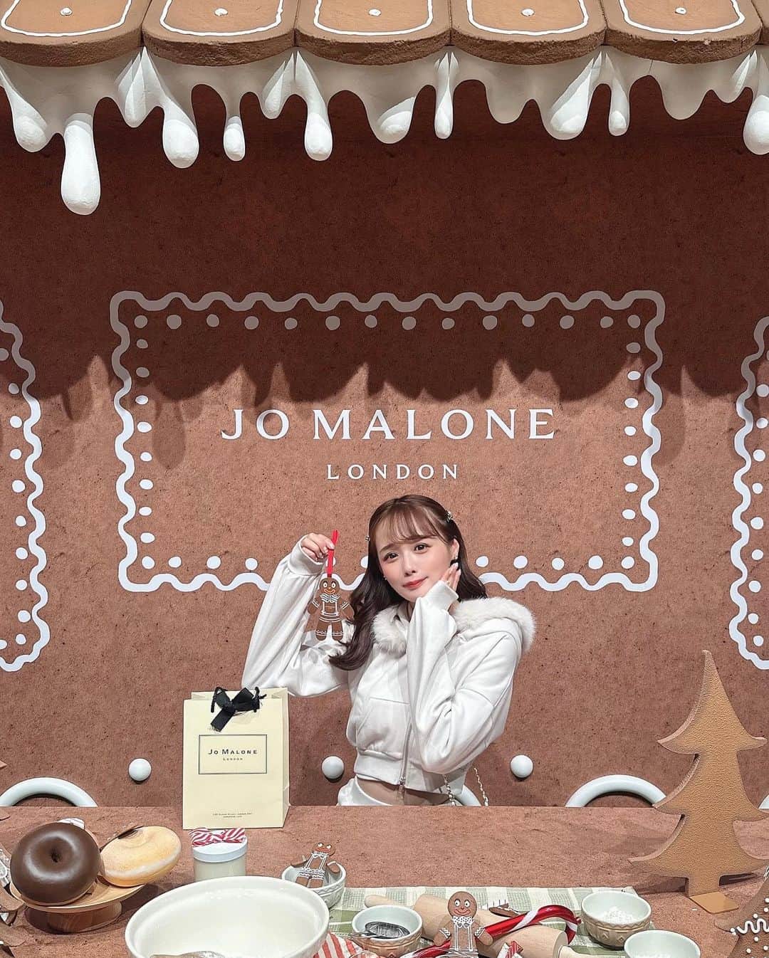 計良日向子（ひなひ）さんのインスタグラム写真 - (計良日向子（ひなひ）Instagram)「. 表参道ヒルズで行われてる Jo Malone Londonのポップアップイベント "Gingerbread Land" へ🎄🍪 . . . お菓子の家をイメージにした空間で 可愛すぎる、、🥹♥️ 店内は甘い香りがしてた♡♡ こんなに可愛いポップアップなかなか ないから本当におすすめ🎀 . . . 12/25までの期間限定イベントだよ🎁 . . 👗セットアップ @grl_official . 👜バッグ @grl_official . 🩰シューズ @dazzlin_official . . . . #表参道ヒルズ #表参道カフェ #東京カフェ #ジョーマローン #ジョーマローンロンドン #jomalonelondon #ポップアップストア #grl #グレイル #dazzlin」12月14日 22時29分 - kerahinako1105