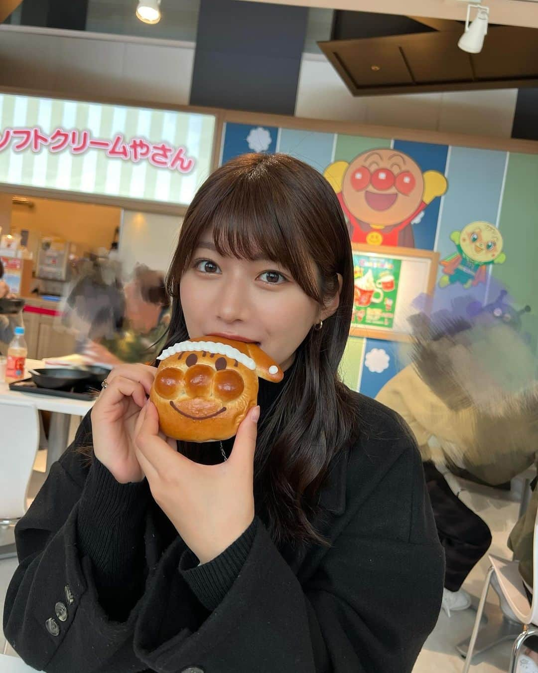 藤原あずさのインスタグラム：「. アンパンマンミュージアム❣️ アンパンマンパンの中はチョコクリーム！ 大人も楽しめる場所でした〜✌️  チーズとも写真撮った🐕🧀✨  #アンパンマンミュージアム #博多 #博多観光  #アンパンマン #アンパンマンパン」