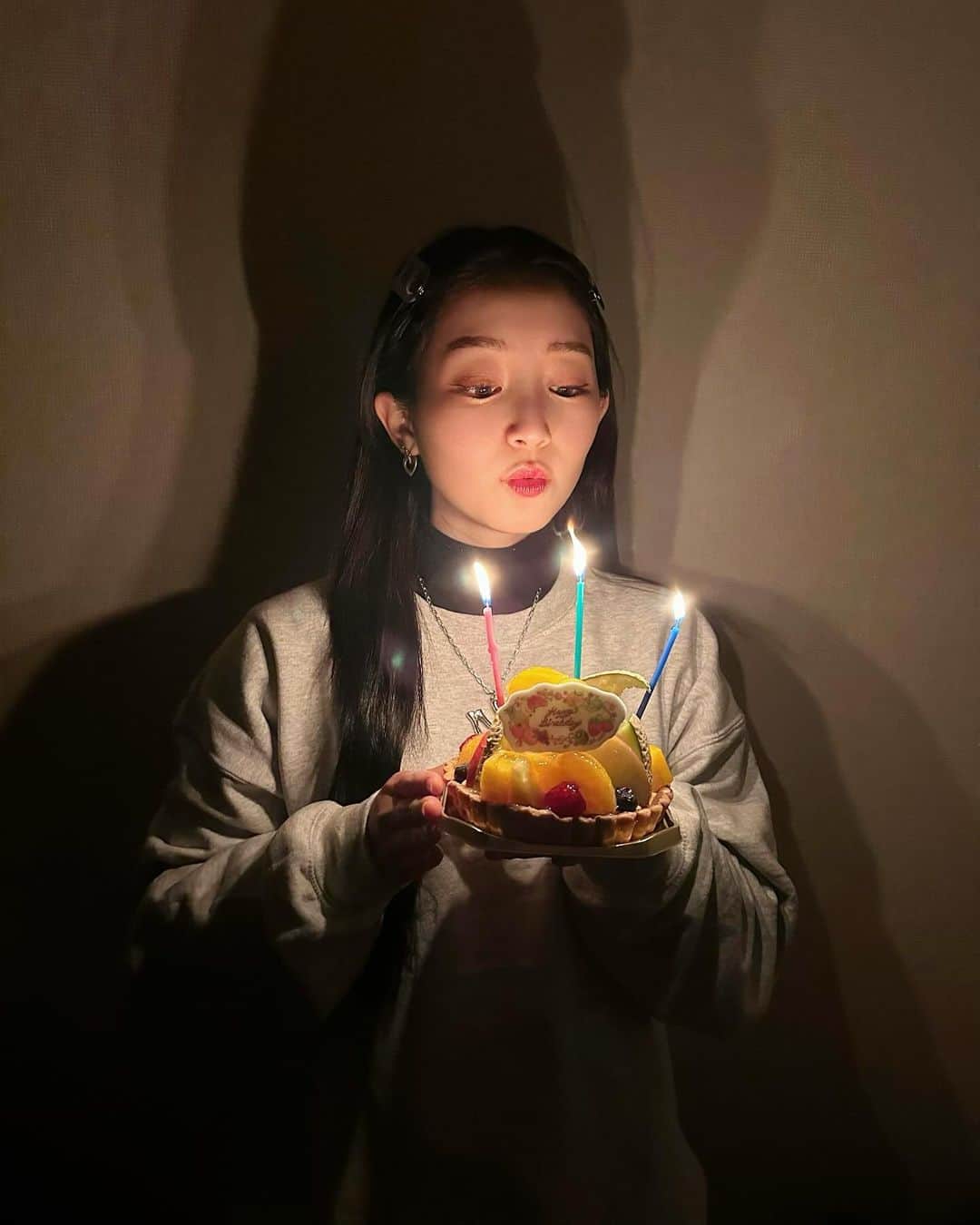 梅村奈央さんのインスタグラム写真 - (梅村奈央Instagram)「#20231214 無事に誕生日を迎えることができました🎂 誕生日前日に色々とあり、悲しみに暮れていましたが、 優しい天使が私を救ってくれました👼🏻 いつか食べてみたかった #肉ケーキ でお祝いしてくれて ショートケーキが苦手な私に #タルトケーキ を急遽準備してくれてお祝いしてくれました😭 本当に人のありがたみを感じた一日でした。 お祝いの連絡送ってくれたお友達みんなありがとう☺️ これからも人生楽しんでいきます🧚‍♀️ #誕生日ありがとう #最高な一日 #結果オーライ」12月14日 22時31分 - umemuranao