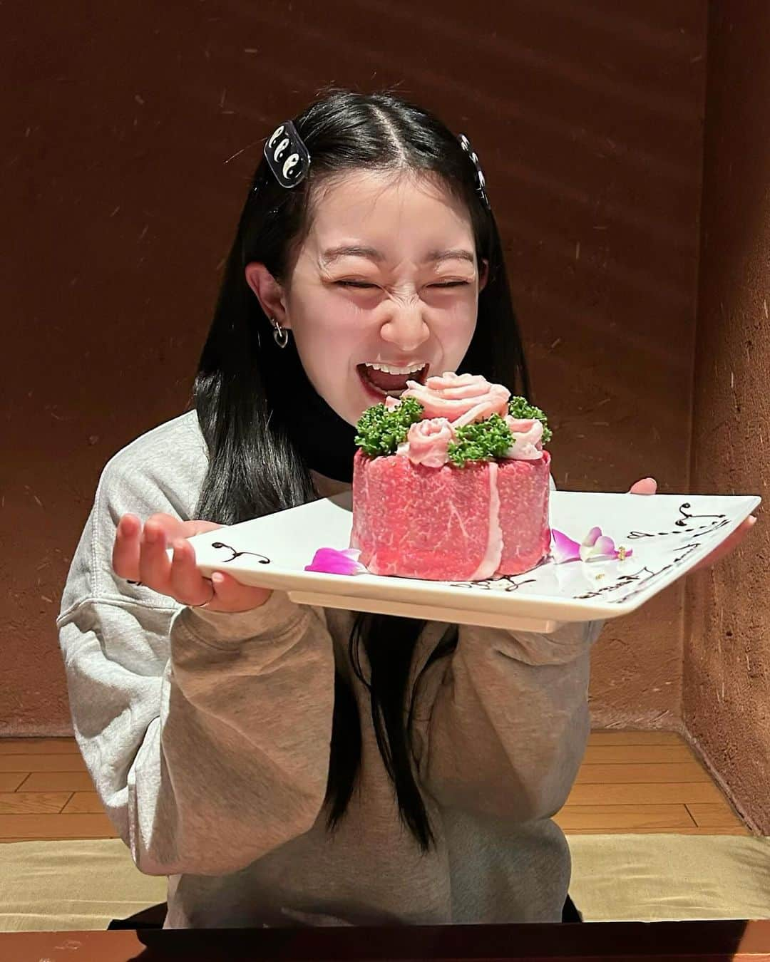 梅村奈央のインスタグラム：「#20231214 無事に誕生日を迎えることができました🎂 誕生日前日に色々とあり、悲しみに暮れていましたが、 優しい天使が私を救ってくれました👼🏻 いつか食べてみたかった #肉ケーキ でお祝いしてくれて ショートケーキが苦手な私に #タルトケーキ を急遽準備してくれてお祝いしてくれました😭 本当に人のありがたみを感じた一日でした。 お祝いの連絡送ってくれたお友達みんなありがとう☺️ これからも人生楽しんでいきます🧚‍♀️ #誕生日ありがとう #最高な一日 #結果オーライ」