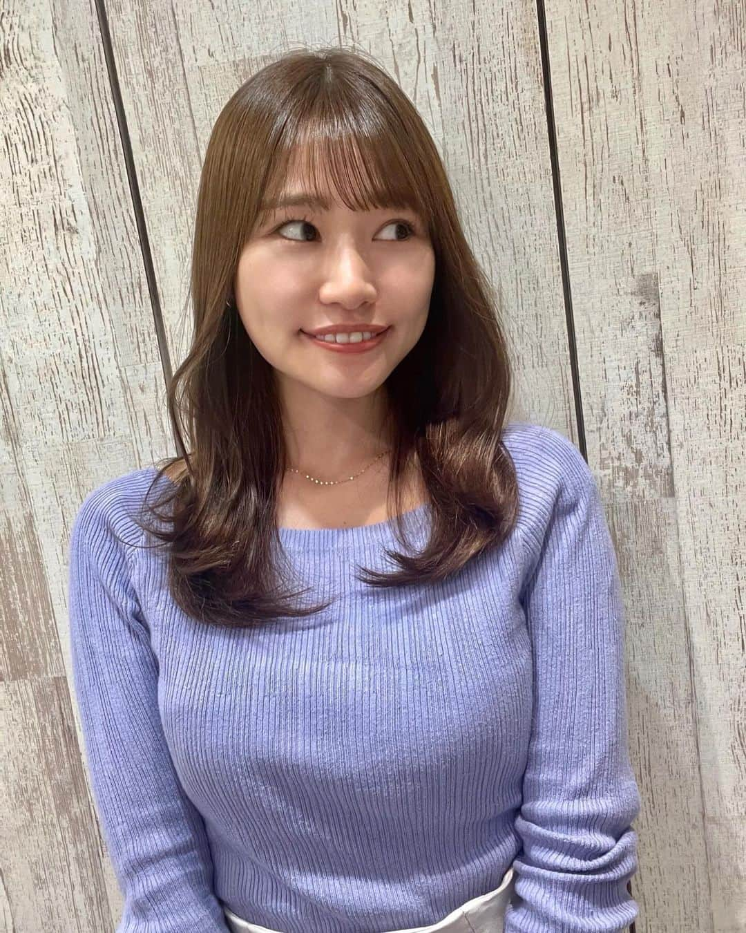 夏希リラさんのインスタグラム写真 - (夏希リラInstagram)「髪伸びたーー😳まだ伸ばしてみる🐣 守道さんに可愛くしてもらったよ🫶 久しぶりに会えて嬉しかった😊 なんかおっぱいの所線ついてる🙊笑  #hair #ヘアスタイル #ミディアムヘア #ミディアム #ニュアンス #カット #美容」12月14日 22時31分 - rira_buu