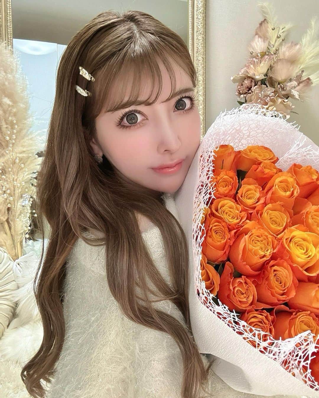 吉川ちかさんのインスタグラム写真 - (吉川ちかInstagram)「薔薇がいっぱいで 幸せ過ぎるうぅ🥹🩷  お花って本当に癒されるよね！！  お家のリビングに飾ったら 凄く華やかになりました！！ しばらくお花のある生活で癒されます👏💕 ありがとうございました！  #薔薇#薔薇の花束#花束#素敵#ありがとうございました#感謝#幸せほっこり」12月14日 22時32分 - yoshikawachika_1116