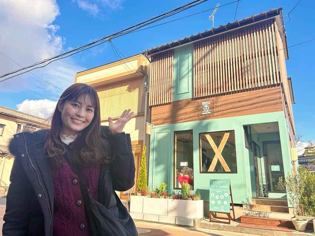 関根苑子さんのインスタグラム写真 - (関根苑子Instagram)「1年に1店ずつ 新しいお店が誕生するようになり、 今年で10年となった新発田市の月岡温泉街♨️  あす、オープンする 新潟ドライフルーツ&ベジタブル　恵(MEGUMI) を取材してきました😻 これまで‘和’テイストのお店が多かったそうで、 今回は‘洋’をイメージしたお店にしたということです！ 店内は、 日差しが降り注ぐと フルーツがキラキラ光って、 なんだか海外のお店に居るような気分になりました🌈  . #BSNニュースゆうなび #ゆうなび　#新潟　#月岡温泉　#キャスター　#アナウンサー　#関根苑子」12月14日 22時48分 - sonoko_sekine_bsn