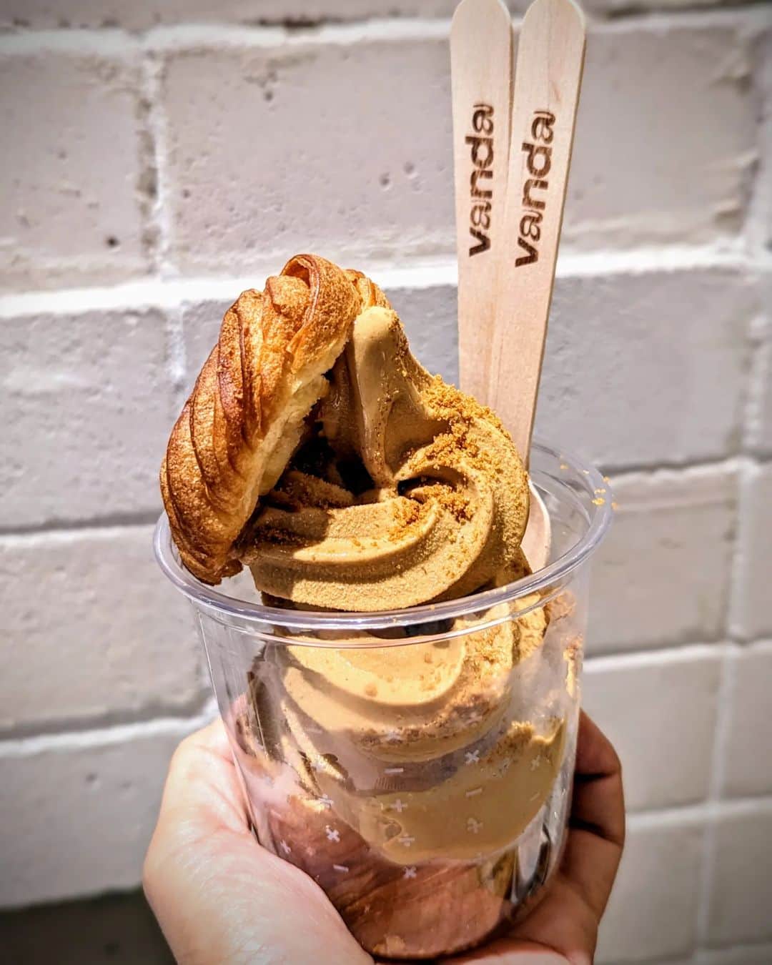 Li Tian の雑貨屋さんのインスタグラム写真 - (Li Tian の雑貨屋Instagram)「Equate Coffee has ramped up it's menu with sweet offerings in the form of gelato & fruits with pastry pairing. This means u get things like burnt butter shokupan french toast with bacio chocolate Gelato and hazelnut chocolate cream. Or perhaps a croissant swirl filled with yogurt strawberry gelato?   If u r a coffee lover, do try the Coffee cruffin - the gelato is intense and not sweet at all. P.s.. Gelato is from @vandadesserts thus u can be sure it won't go wrong.   Our top vote goes to the croffle with Earl grey cream and grapes   📌 Equate Coffee @equatecoffee  #sgfood #sgdesserts #gelato #matcha #sgfoodie」12月14日 22時40分 - dairyandcream