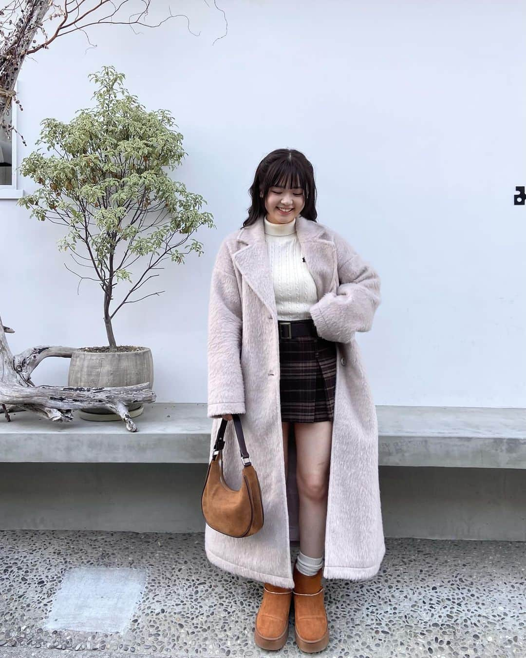 中村真凜さんのインスタグラム写真 - (中村真凜Instagram)「🧸🤎 ・ coat @grl_official  tops @heather_love_official  skirt @abeundmor_official  boots @grl_official  socks @uniqlo  bag @3cestylenanda_japan  ・ #grl #グレイル #heather #ヘザー #abeundmor #アベンモアー #uniqlo #ユニクロ #stylenanda #スタイルナンダ #シャギーコート #ブラウンコーデ #冬コーデ #ミニスカート #ootd #fypシ」12月14日 22時41分 - marimero1121