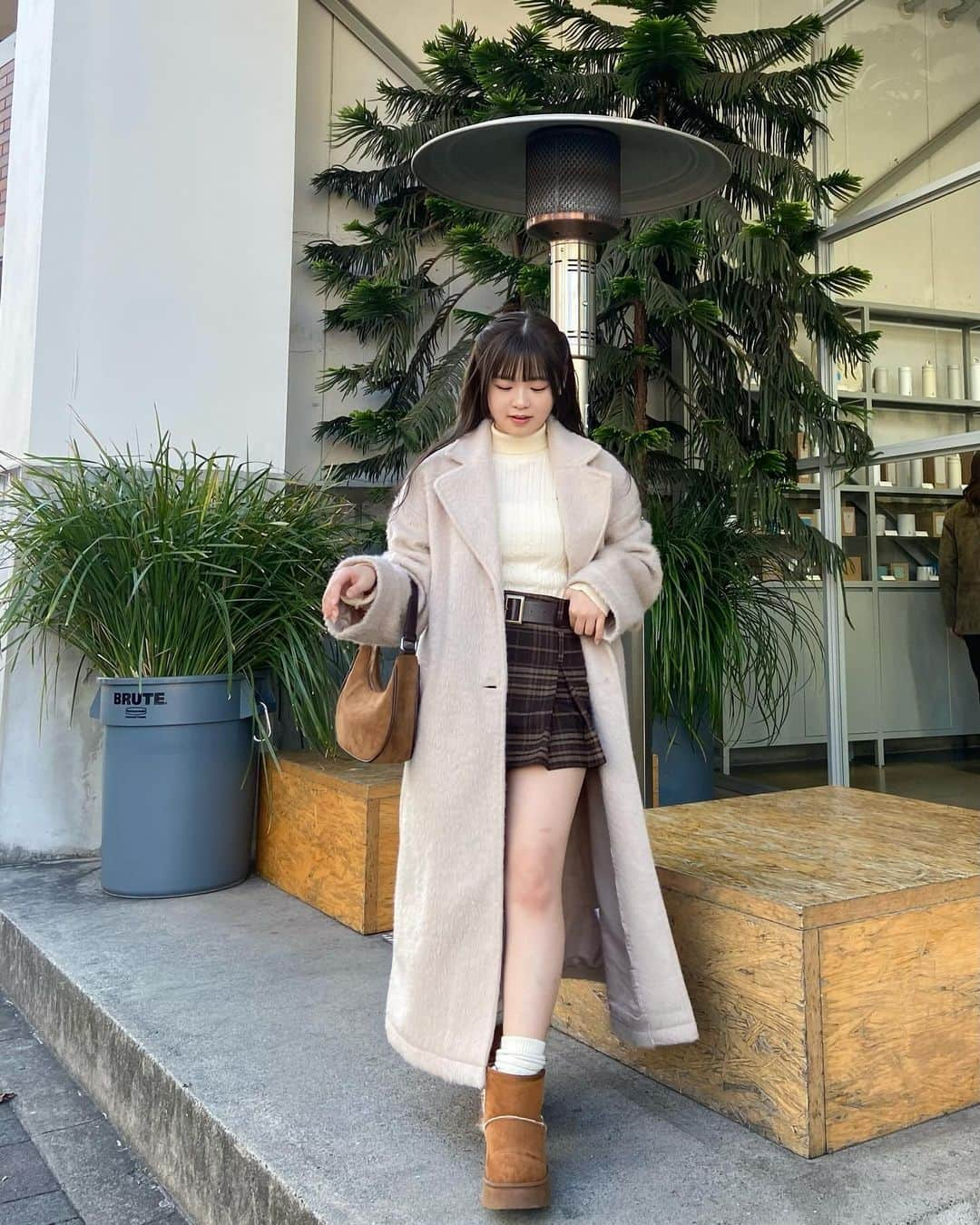 中村真凜さんのインスタグラム写真 - (中村真凜Instagram)「🧸🤎 ・ coat @grl_official  tops @heather_love_official  skirt @abeundmor_official  boots @grl_official  socks @uniqlo  bag @3cestylenanda_japan  ・ #grl #グレイル #heather #ヘザー #abeundmor #アベンモアー #uniqlo #ユニクロ #stylenanda #スタイルナンダ #シャギーコート #ブラウンコーデ #冬コーデ #ミニスカート #ootd #fypシ」12月14日 22時41分 - marimero1121