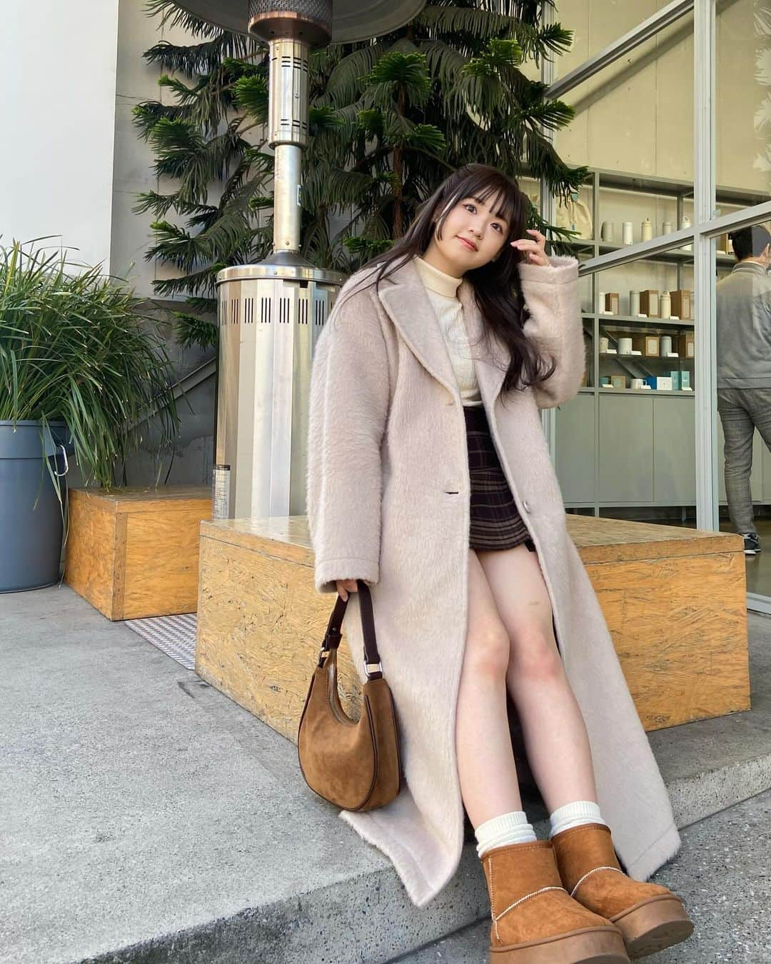 中村真凜さんのインスタグラム写真 - (中村真凜Instagram)「🧸🤎 ・ coat @grl_official  tops @heather_love_official  skirt @abeundmor_official  boots @grl_official  socks @uniqlo  bag @3cestylenanda_japan  ・ #grl #グレイル #heather #ヘザー #abeundmor #アベンモアー #uniqlo #ユニクロ #stylenanda #スタイルナンダ #シャギーコート #ブラウンコーデ #冬コーデ #ミニスカート #ootd #fypシ」12月14日 22時41分 - marimero1121