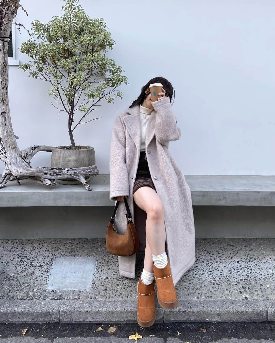 中村真凜さんのインスタグラム写真 - (中村真凜Instagram)「🧸🤎 ・ coat @grl_official  tops @heather_love_official  skirt @abeundmor_official  boots @grl_official  socks @uniqlo  bag @3cestylenanda_japan  ・ #grl #グレイル #heather #ヘザー #abeundmor #アベンモアー #uniqlo #ユニクロ #stylenanda #スタイルナンダ #シャギーコート #ブラウンコーデ #冬コーデ #ミニスカート #ootd #fypシ」12月14日 22時41分 - marimero1121