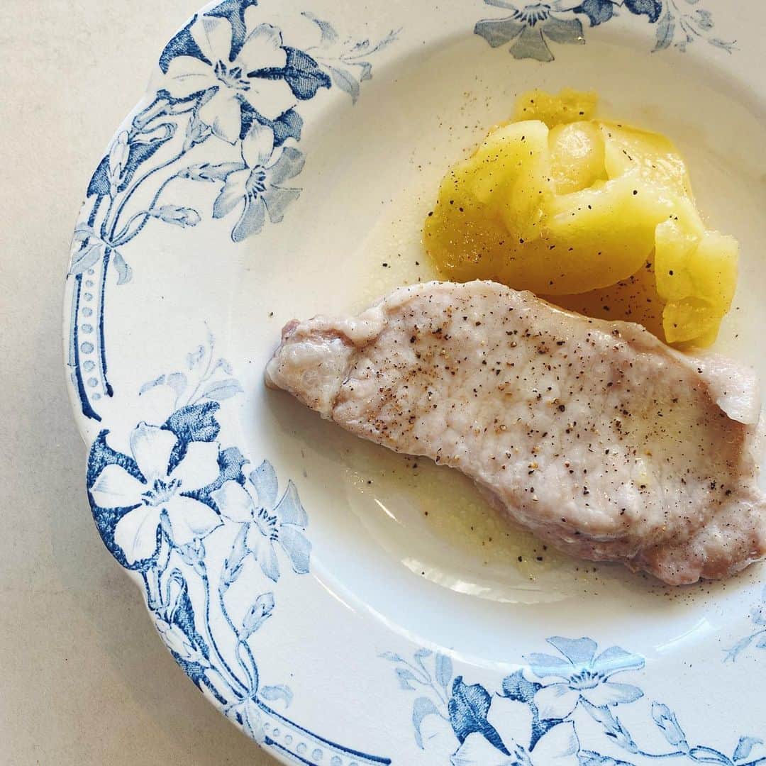 長谷川あかりのインスタグラム：「豚肉のりんごバター蒸し。 りんごバター、響きがいい。」