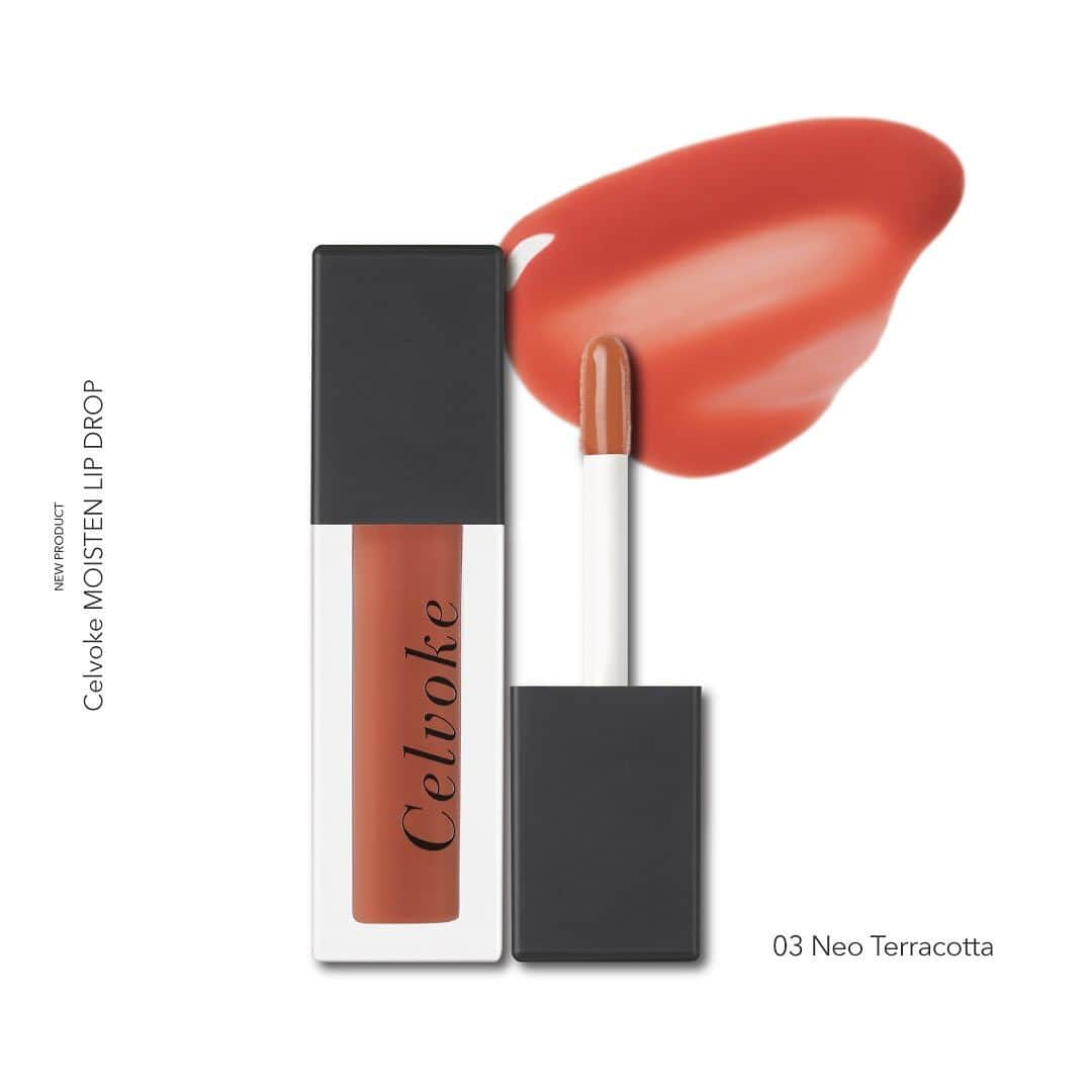 celvoke.jpさんのインスタグラム写真 - (celvoke.jpInstagram)「2024 Spring Makeup Collection Celvoke MOISTEN LIP DROP  みずみずしさを湛えた色の艶膜が フレッシュでモードな表情を引き出す。 軽やかに色づくセラムグロス。  セルヴォーク モイステン リップドロップ 5色（限定１色）　3,300円（税込）  地球のミネラルを感じるカラーが自らの唇の色を生かし、潤い膜が艶やかにフィット。 オーガニック認証のウメ果実エキスや植物由来の保湿成分を配合した、リップセラムと同等のケア効果を叶えるマルチタスクなリップカラーが登場します。オリーブスクワランが唇を潤いで満たし、均一な膜感が縦ジワをカバー。ハーバルを感じるつけ心地の先には、プランプ効果*も。 下地、リップケアとしても愛用できる“手のひらサイズ”の新定番です。 *メイクアップ効果による  ■01　Sepia/セピア 彩度を抑えたディープなブラウン。唇の血色と重なり、抜け感と奥ゆきのある色気を秘めた唇が完成。  ■02　Honey Drop/ハニードロップ 素の唇に柔らかなニュアンスのヴェールを纏わせる、軽やかなオレンジイエロー。アライブでヘルシーな印象に。  ■03　Neo Terracotta/ネオテラコッタ 肌になじみながら唇の存在感を強調する、ナチュラル・ネオテラコッタ。ナチュラルに惹き込み、美しい表情へ。  ■04　Burnt Pink/バーントピンク 大人の内なるピュアな魅力を解き放つピンクコーラル。優しさと洒落感のあるエフォートレスな仕上がりに。  ■限定/EX01　Sweet Moon/スウィートムーン 洗練さとロマンティックを兼ね備えたミルキィなピンクモーヴ。繊細に輝くピンクパールで高揚感を。  #Celvoke #セルヴォーク #モイステンリップドロップ #セラムグロス #24春メイク #新発売 #Collection #限定」12月14日 22時45分 - celvoke.jp
