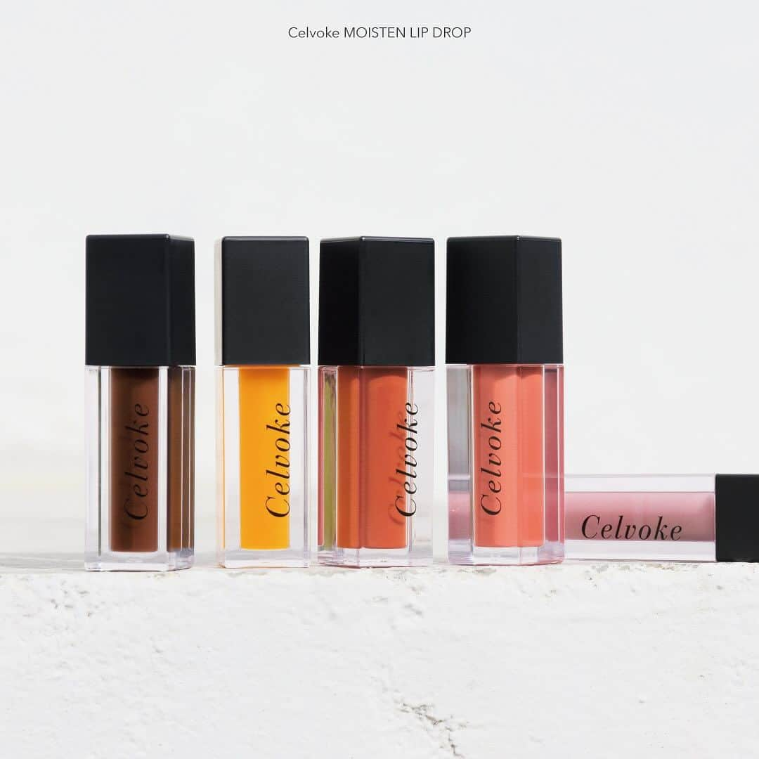 celvoke.jpのインスタグラム：「2024 Spring Makeup Collection Celvoke MOISTEN LIP DROP  みずみずしさを湛えた色の艶膜が フレッシュでモードな表情を引き出す。 軽やかに色づくセラムグロス。  セルヴォーク モイステン リップドロップ 5色（限定１色）　3,300円（税込）  地球のミネラルを感じるカラーが自らの唇の色を生かし、潤い膜が艶やかにフィット。 オーガニック認証のウメ果実エキスや植物由来の保湿成分を配合した、リップセラムと同等のケア効果を叶えるマルチタスクなリップカラーが登場します。オリーブスクワランが唇を潤いで満たし、均一な膜感が縦ジワをカバー。ハーバルを感じるつけ心地の先には、プランプ効果*も。 下地、リップケアとしても愛用できる“手のひらサイズ”の新定番です。 *メイクアップ効果による  ■01　Sepia/セピア 彩度を抑えたディープなブラウン。唇の血色と重なり、抜け感と奥ゆきのある色気を秘めた唇が完成。  ■02　Honey Drop/ハニードロップ 素の唇に柔らかなニュアンスのヴェールを纏わせる、軽やかなオレンジイエロー。アライブでヘルシーな印象に。  ■03　Neo Terracotta/ネオテラコッタ 肌になじみながら唇の存在感を強調する、ナチュラル・ネオテラコッタ。ナチュラルに惹き込み、美しい表情へ。  ■04　Burnt Pink/バーントピンク 大人の内なるピュアな魅力を解き放つピンクコーラル。優しさと洒落感のあるエフォートレスな仕上がりに。  ■限定/EX01　Sweet Moon/スウィートムーン 洗練さとロマンティックを兼ね備えたミルキィなピンクモーヴ。繊細に輝くピンクパールで高揚感を。  #Celvoke #セルヴォーク #モイステンリップドロップ #セラムグロス #24春メイク #新発売 #Collection #限定」