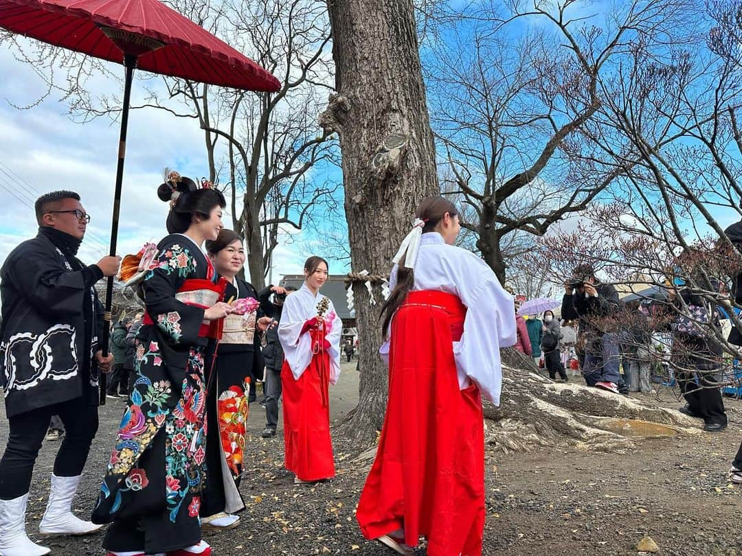 森下千里のインスタグラム：「良縁祈願 縁結びのお祭り　大和町　吉岡 「島田飴まつり」  今年、お嫁に行く花嫁さんが 街中をゆっくり練り歩きます。 白無垢で出行したのに、 途中でお色直し🤍🖤  途中、踊りもあり、 笛の音も響き、艶やかな一日となりました。  八幡様では、 きり飴の販売はもちろん、 どうぞ食べていって、と 美味しいキノコ汁、豚汁、お蕎麦が 五臓六腑に沁みわたる。  みなさんの優しさと 吉岡の歴史の深さと美しさに触れた時間でした。  皆さんもいいご縁がありますように。」