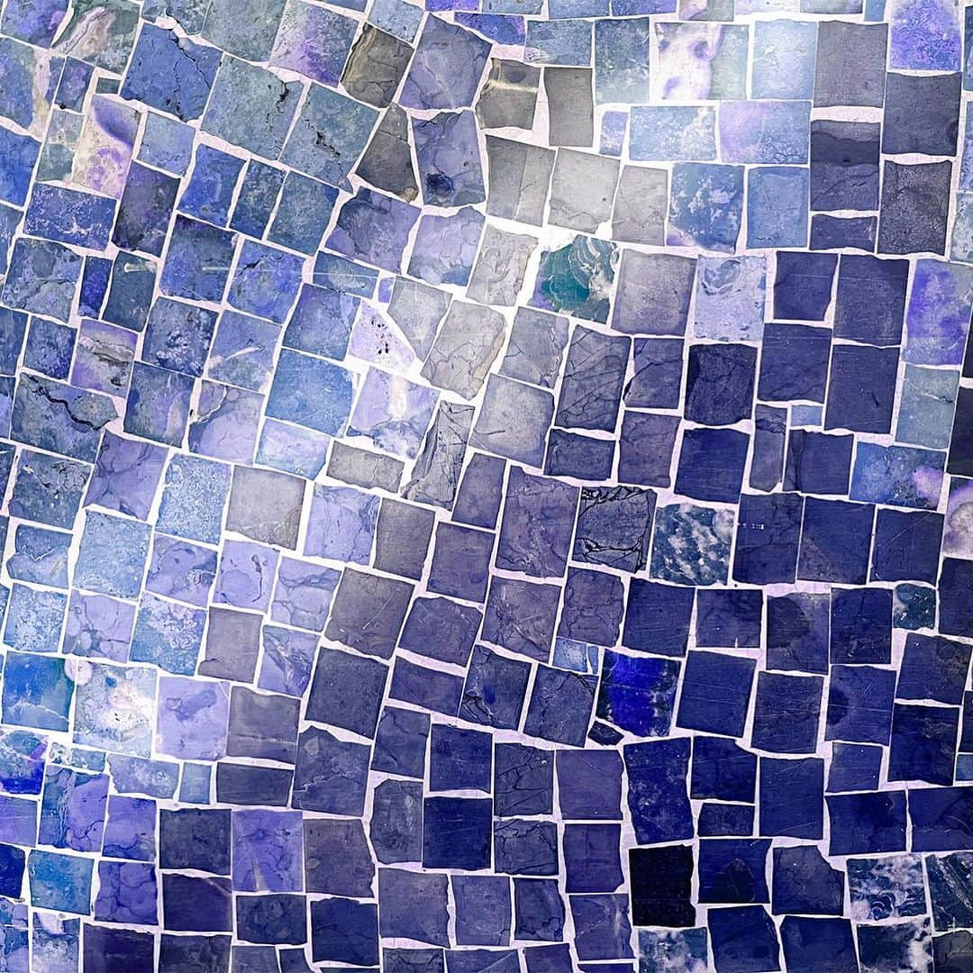 ビズーさんのインスタグラム写真 - (ビズーInstagram)「BIZOUX Mosaic Pave  モザイク壁画のように、異なるものを一つにすることで生み出される究極の美しさをリングで表現した「ビズー モザイクパヴェ」。マルチカラー、タンザナイト、グリーントルマリンの3種類のラインナップから、本日は、タンザナイトとグリーントルマリンの2つをピックアップ。  タンザナイト タンザニア・メレラニ鉱山だけで採掘される宝石「タンザナイト」。その希少性はダイヤモンド以上と言われています。青と紫が混じる夕闇色、クリアで強い輝きは、世界中のジュエラーを虜にしています。  グリーントルマリン 生命力に溢れる若葉のような、瑞々しいカラーが魅力の「グリーントルマリン」。色相の幅広いトルマリンの中から、褐色味を感じない発色の良いルースを選びました。  オーダーカットを施したことで絶妙なグラデーションが生まれ、より一層の深みを与えています。  Collection：BOZUX VACANCES  Mosaic Pave Item：リング Metal color：K18YG/K18WG  #BIZOUX #colorstonejewelry #ビズー #カラーストーンジュエリー」12月14日 22時52分 - bizoux_jewelry