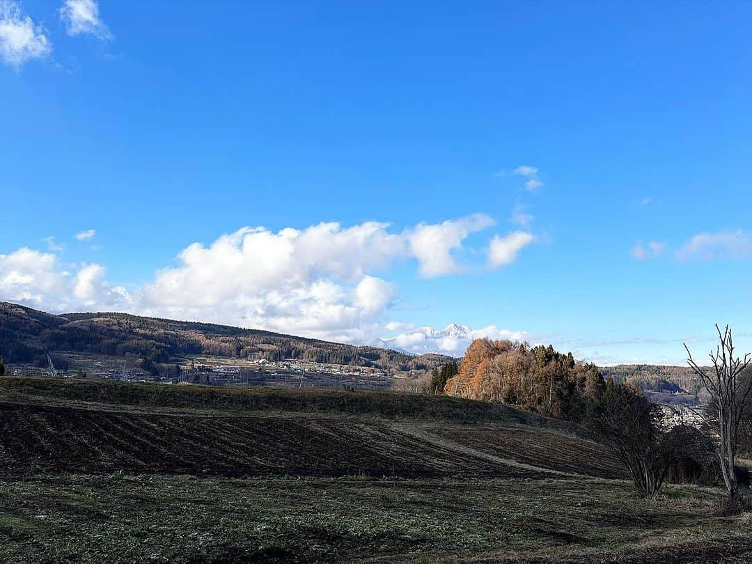 石川直宏さんのインスタグラム写真 - (石川直宏Instagram)「『〆NAO's FARM』  今年最後のNAO's FARM。 新たな相棒で畑を耕し🚜、打ち合わせ💻、取材対応✒️  今年この畑や田んぼでも様々なドラマやストーリーが生まれました。来年はどんな野菜【なおもろこし】が育ち、どんなアスリートが集い、どんなアイディアやエネルギーが生まれるのか。  楽しみです🤙  来年の #なおもろこし もよろしくお願いします🧑🏽‍🌾🌽  帰りは戸隠に寄ってから。 雪積もっていました☃️⛩️🙏🚙💨  #NAOsFARM #NAOsFARM2023 @mimizuya.nagano  #Iizuna #飯綱 #Togakushi #戸隠 #Nagano #長野 #NAOsFARM農場長 #NaohiroIshikawa #石川直宏」12月14日 22時53分 - sgss.18