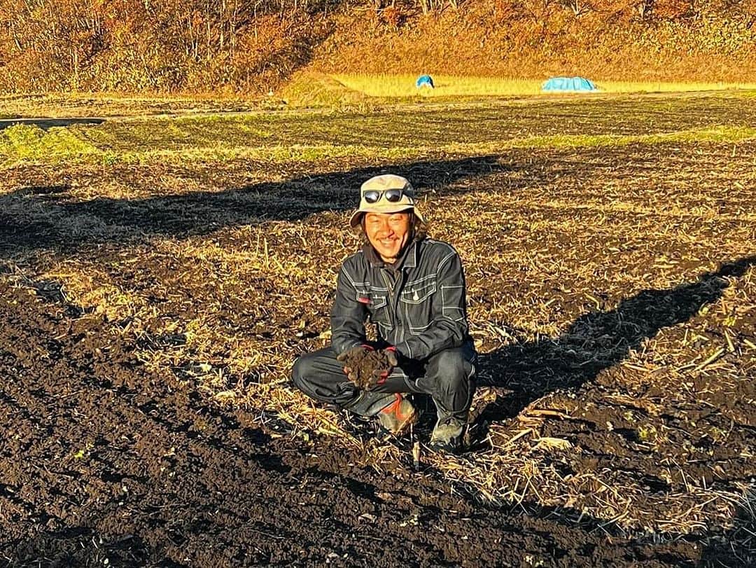 石川直宏さんのインスタグラム写真 - (石川直宏Instagram)「『〆NAO's FARM』  今年最後のNAO's FARM。 新たな相棒で畑を耕し🚜、打ち合わせ💻、取材対応✒️  今年この畑や田んぼでも様々なドラマやストーリーが生まれました。来年はどんな野菜【なおもろこし】が育ち、どんなアスリートが集い、どんなアイディアやエネルギーが生まれるのか。  楽しみです🤙  来年の #なおもろこし もよろしくお願いします🧑🏽‍🌾🌽  帰りは戸隠に寄ってから。 雪積もっていました☃️⛩️🙏🚙💨  #NAOsFARM #NAOsFARM2023 @mimizuya.nagano  #Iizuna #飯綱 #Togakushi #戸隠 #Nagano #長野 #NAOsFARM農場長 #NaohiroIshikawa #石川直宏」12月14日 22時53分 - sgss.18