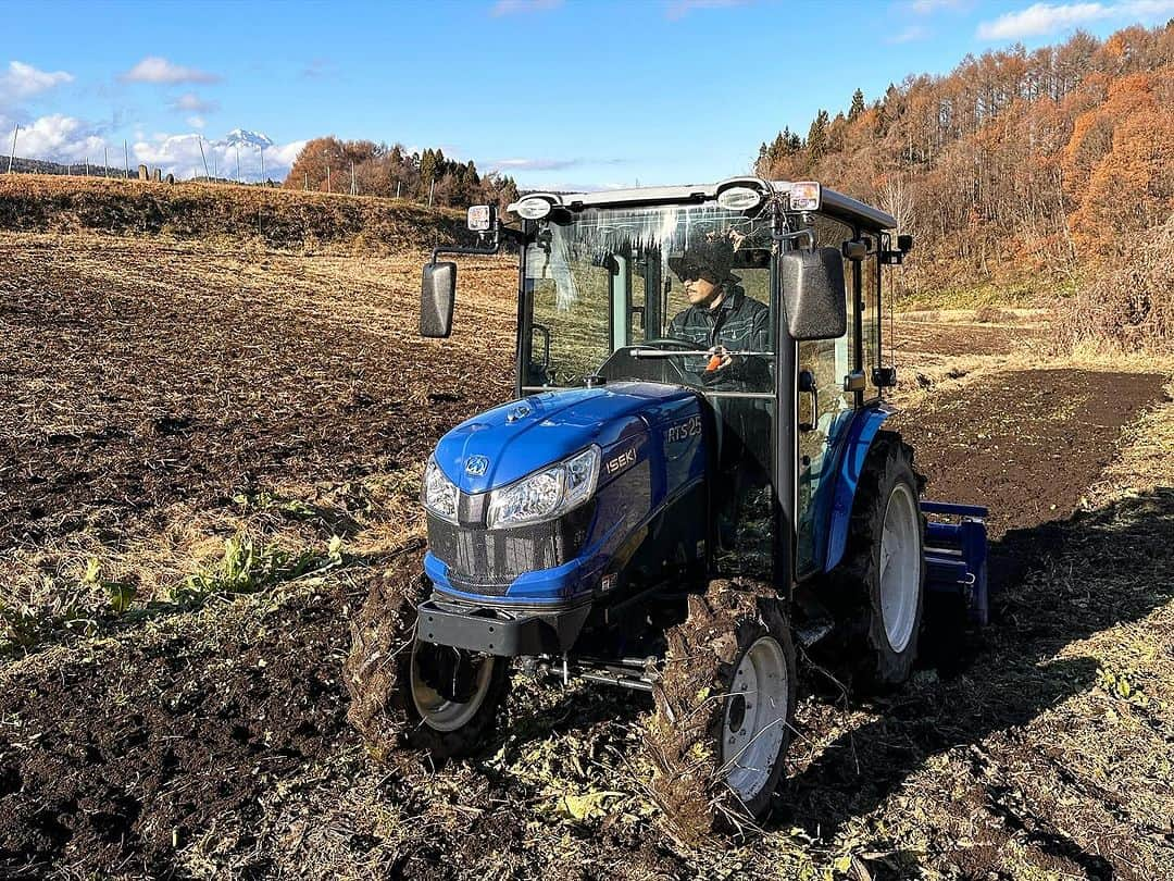 石川直宏さんのインスタグラム写真 - (石川直宏Instagram)「『〆NAO's FARM』  今年最後のNAO's FARM。 新たな相棒で畑を耕し🚜、打ち合わせ💻、取材対応✒️  今年この畑や田んぼでも様々なドラマやストーリーが生まれました。来年はどんな野菜【なおもろこし】が育ち、どんなアスリートが集い、どんなアイディアやエネルギーが生まれるのか。  楽しみです🤙  来年の #なおもろこし もよろしくお願いします🧑🏽‍🌾🌽  帰りは戸隠に寄ってから。 雪積もっていました☃️⛩️🙏🚙💨  #NAOsFARM #NAOsFARM2023 @mimizuya.nagano  #Iizuna #飯綱 #Togakushi #戸隠 #Nagano #長野 #NAOsFARM農場長 #NaohiroIshikawa #石川直宏」12月14日 22時53分 - sgss.18