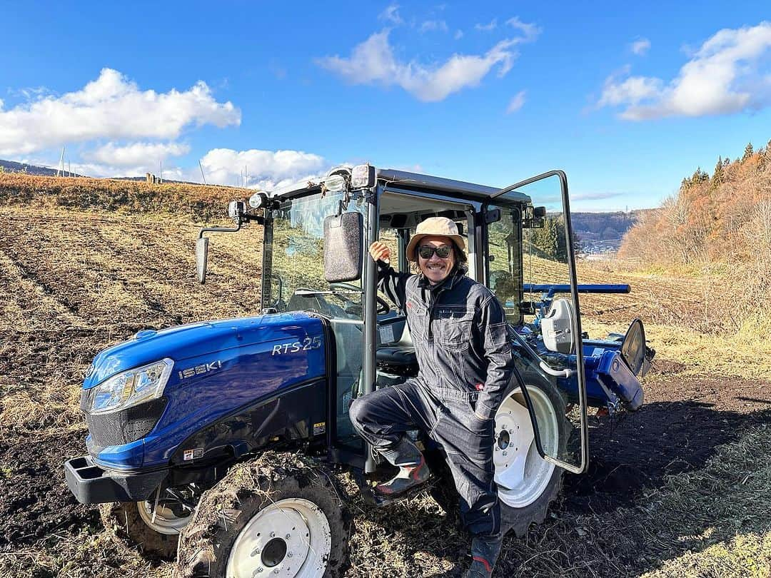 石川直宏さんのインスタグラム写真 - (石川直宏Instagram)「『〆NAO's FARM』  今年最後のNAO's FARM。 新たな相棒で畑を耕し🚜、打ち合わせ💻、取材対応✒️  今年この畑や田んぼでも様々なドラマやストーリーが生まれました。来年はどんな野菜【なおもろこし】が育ち、どんなアスリートが集い、どんなアイディアやエネルギーが生まれるのか。  楽しみです🤙  来年の #なおもろこし もよろしくお願いします🧑🏽‍🌾🌽  帰りは戸隠に寄ってから。 雪積もっていました☃️⛩️🙏🚙💨  #NAOsFARM #NAOsFARM2023 @mimizuya.nagano  #Iizuna #飯綱 #Togakushi #戸隠 #Nagano #長野 #NAOsFARM農場長 #NaohiroIshikawa #石川直宏」12月14日 22時53分 - sgss.18