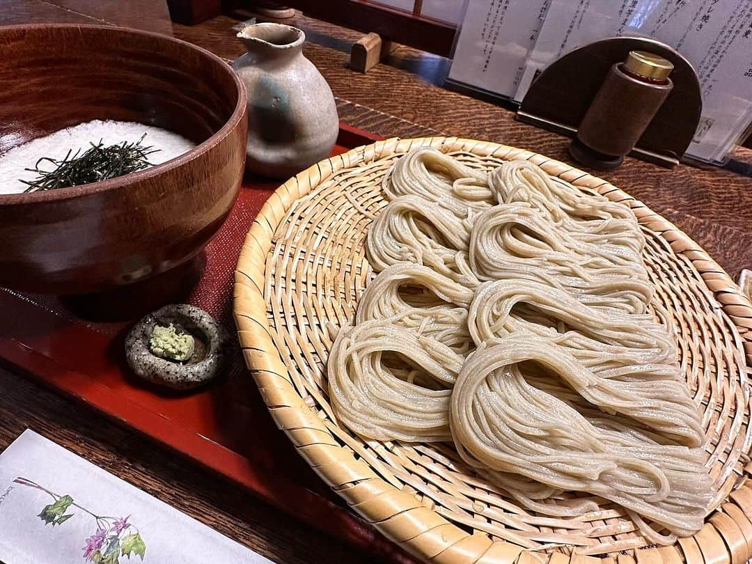 石川直宏さんのインスタグラム写真 - (石川直宏Instagram)「『〆NAO's FARM』  今年最後のNAO's FARM。 新たな相棒で畑を耕し🚜、打ち合わせ💻、取材対応✒️  今年この畑や田んぼでも様々なドラマやストーリーが生まれました。来年はどんな野菜【なおもろこし】が育ち、どんなアスリートが集い、どんなアイディアやエネルギーが生まれるのか。  楽しみです🤙  来年の #なおもろこし もよろしくお願いします🧑🏽‍🌾🌽  帰りは戸隠に寄ってから。 雪積もっていました☃️⛩️🙏🚙💨  #NAOsFARM #NAOsFARM2023 @mimizuya.nagano  #Iizuna #飯綱 #Togakushi #戸隠 #Nagano #長野 #NAOsFARM農場長 #NaohiroIshikawa #石川直宏」12月14日 22時53分 - sgss.18