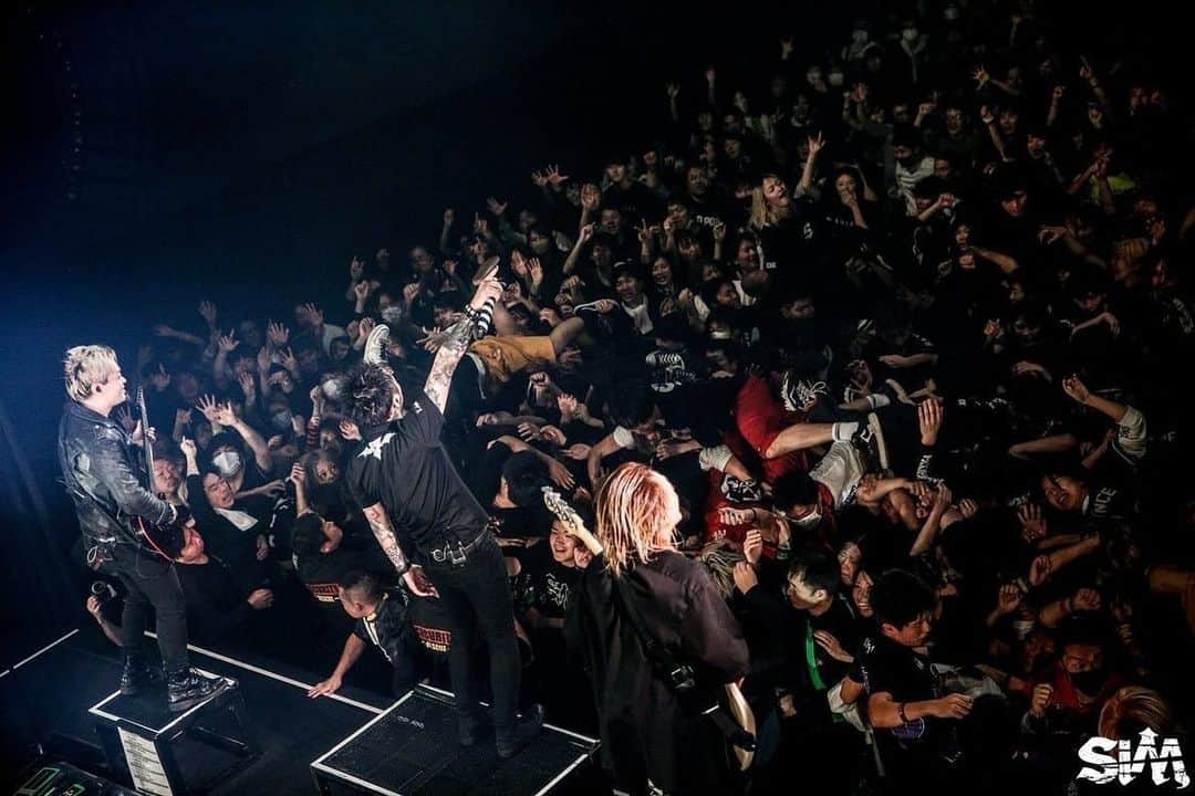 SiMさんのインスタグラム写真 - (SiMInstagram)「“PLAYDEAD” WORLD TOUR SEASON 1 at 奈良 EVANS CASTLE HALL  ありがとうございました！  Photo by @koheisuzukiphoto   #SiM #SiM6th #PLAYDEAD」12月14日 22時54分 - sim_japan