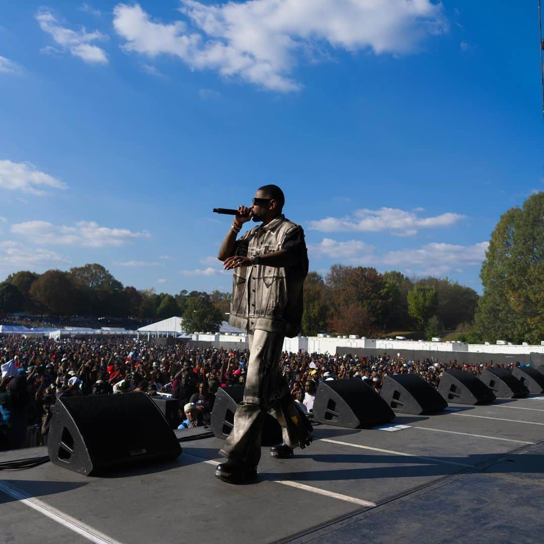 ファボラスのインスタグラム：「Gotta be the ONE.. ima ONE of ONE  I ain’t ONE of them, only ONE of him  All these nigg@$ in here but she only want a him  I don’t know no other way, I’m only coming trim  [shot by @princedaphotographer]   #OneMusicFest」