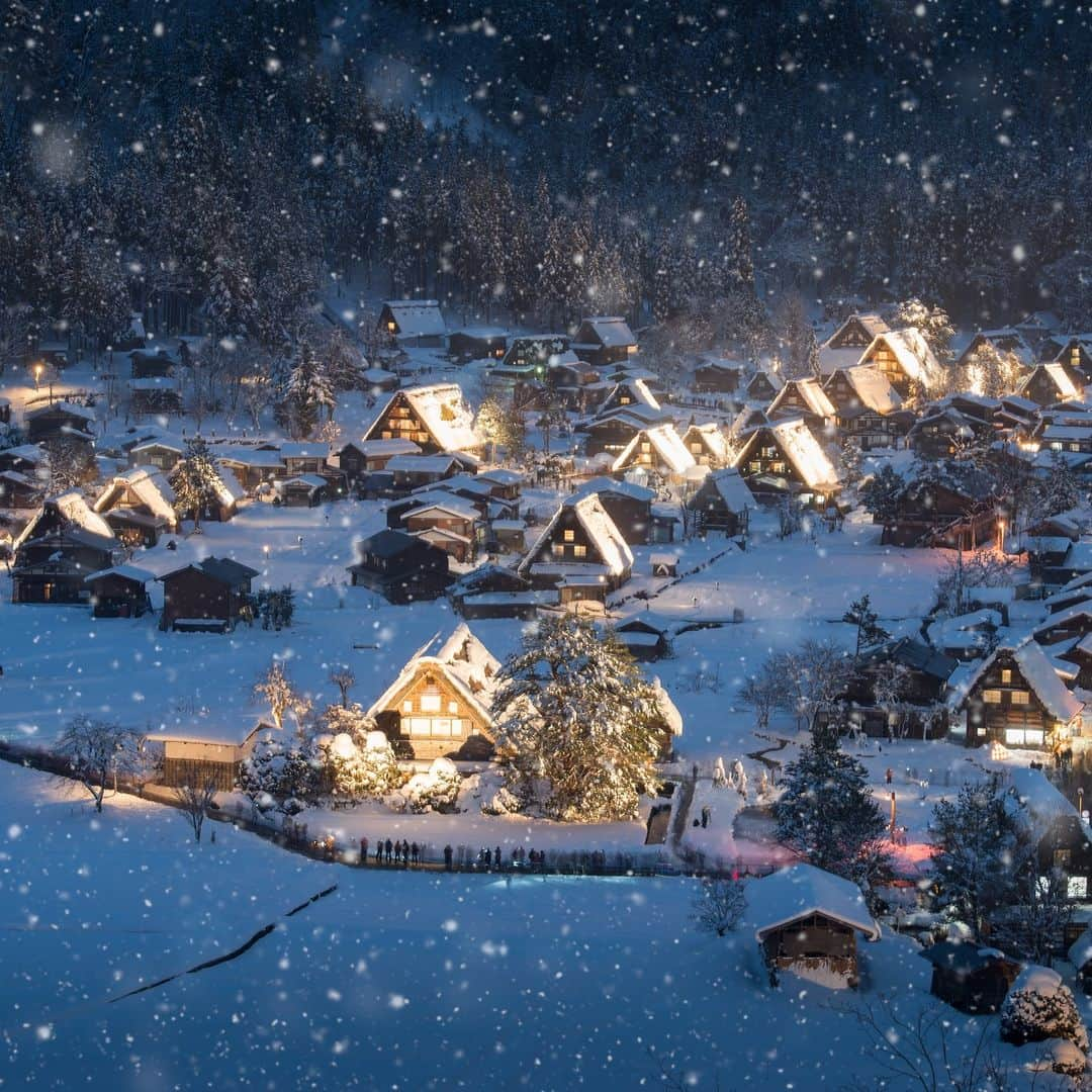 Discoveryのインスタグラム：「Winter in #Japan's village of Shirakawa-gō ✨❄ These historic farmhouses were built in the gasshō-zukuri style, specifically designed to shed heavy snow from their roofs.   📷: Sahacha Nilkumhang  #winterwonderland」