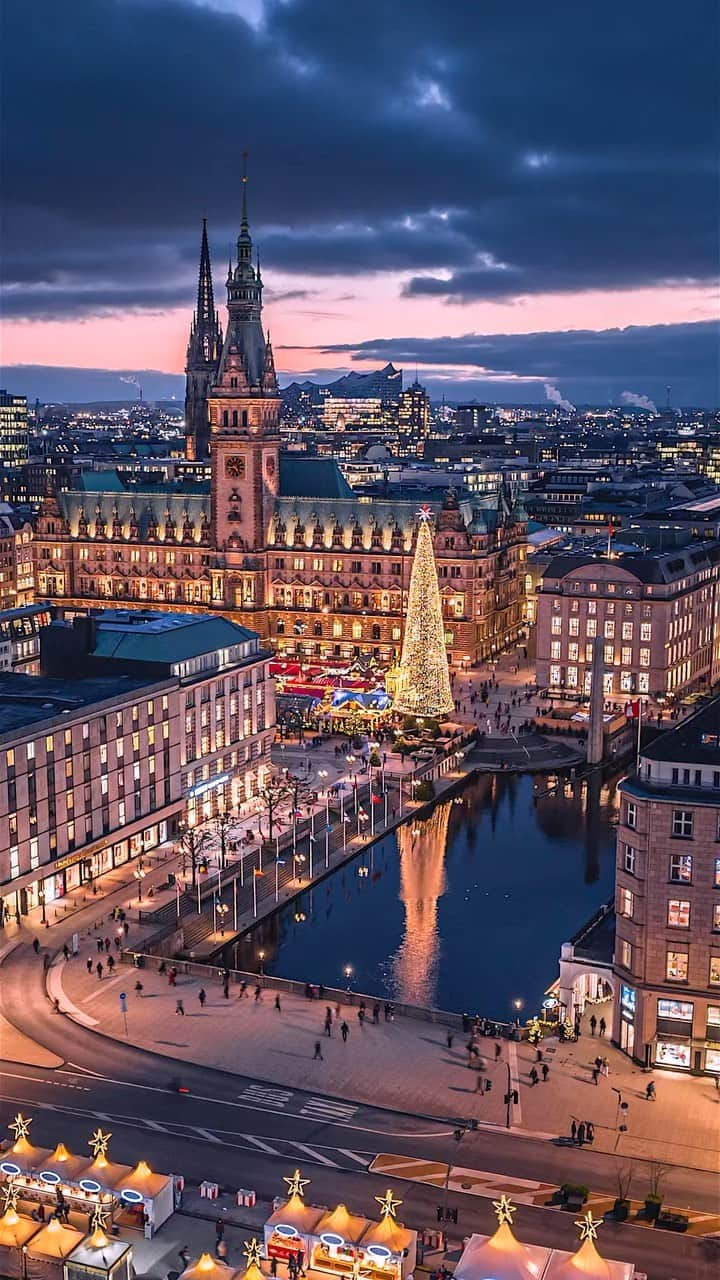 BEAUTIFUL DESTINATIONSのインスタグラム：「@daynightphotography captures the glow of a bustling Christmas market in Hamburg, Germany, where the historic city hall is the perfect backdrop to the festive stalls below. 🎄✨🇩🇪   Germany is renowned for charming Christmas markets and this one in Rathausmarkt Square is brimming with handmade toys, glassware, jewelry and many festive treats and delicacies. 🎁🏷️   📽 @daynightphotography 📍 Rathausmarkt, Hamburg, Germany 🎶 Alan Silvestri - Suite from the Polar Express」