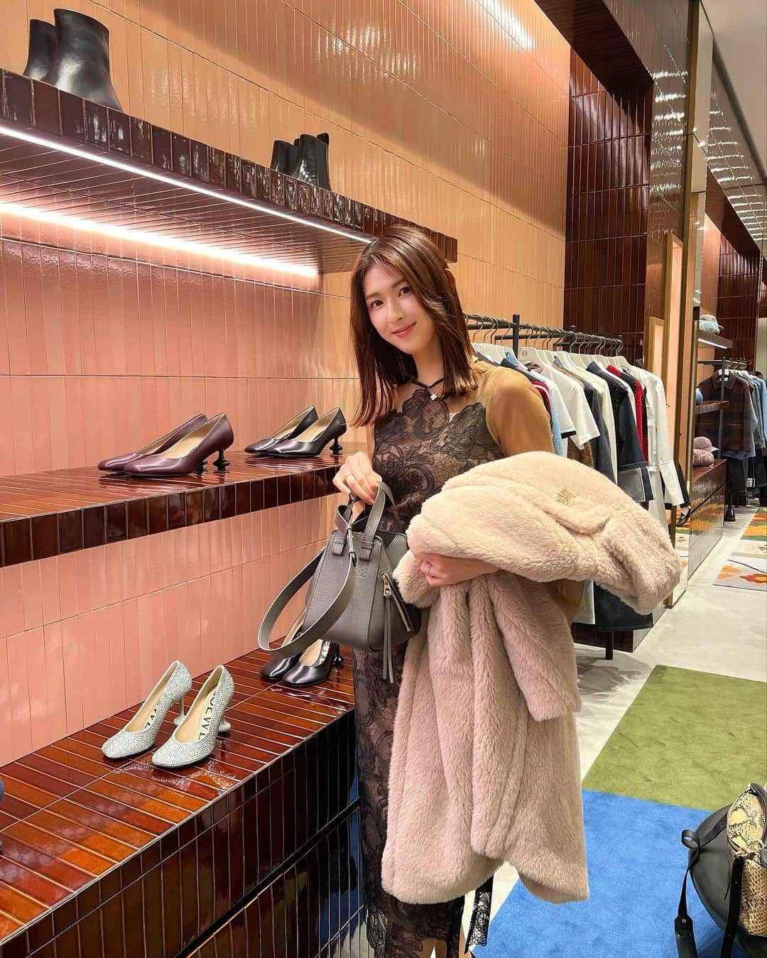 井上麻衣さんのインスタグラム写真 - (井上麻衣Instagram)「明日12/15にオープンする @loewe に行って来たよ💕💕  どれも可愛すぎてやばかったーっ✨  マフラージワる、、、、🥺  神戸阪急 @hankyumodekobe   . . . . #loewe #ロエベ #プレオープン#神戸#神戸阪急」12月14日 23時04分 - mai_inoue