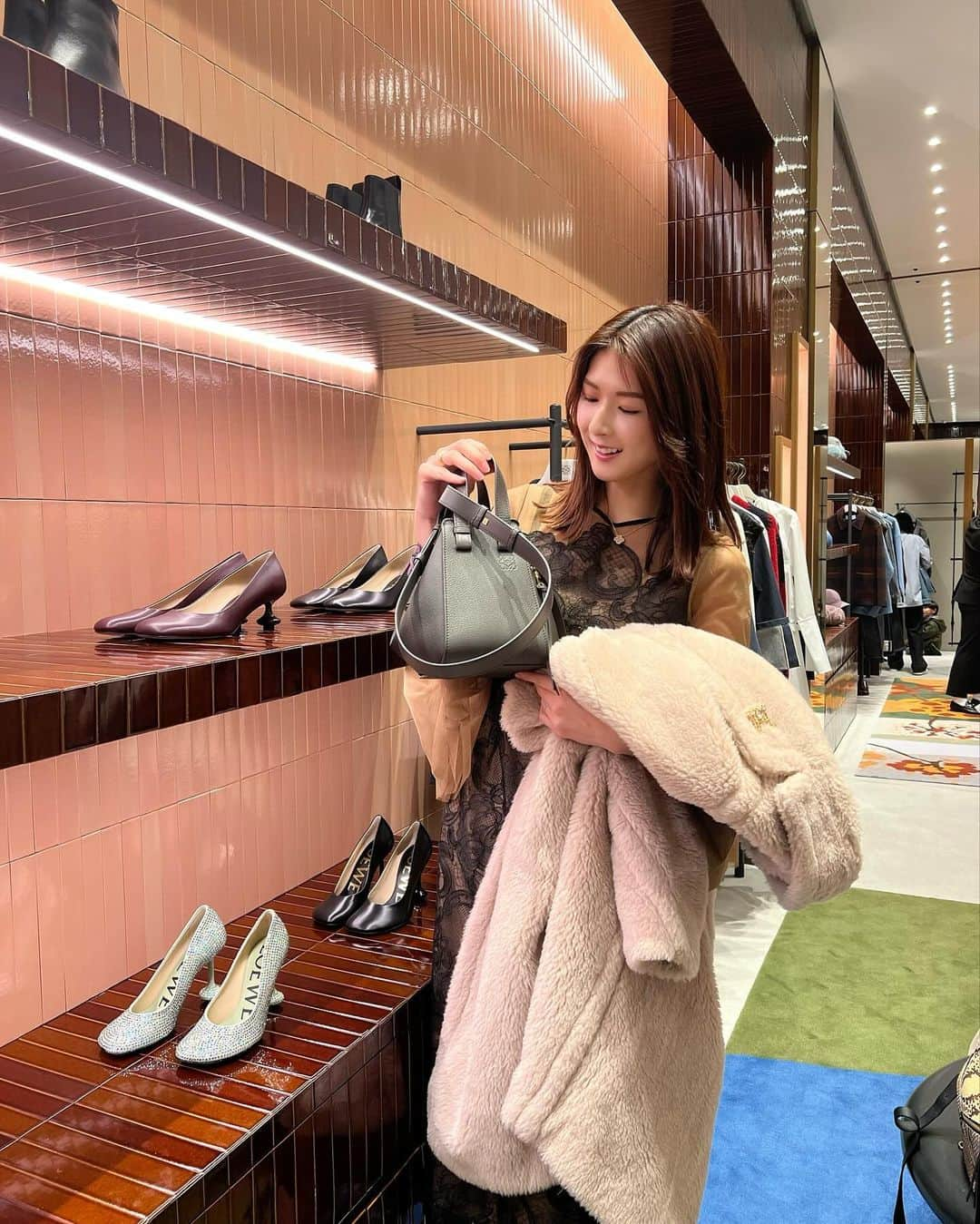 井上麻衣さんのインスタグラム写真 - (井上麻衣Instagram)「明日12/15にオープンする @loewe に行って来たよ💕💕  どれも可愛すぎてやばかったーっ✨  マフラージワる、、、、🥺  神戸阪急 @hankyumodekobe   . . . . #loewe #ロエベ #プレオープン#神戸#神戸阪急」12月14日 23時04分 - mai_inoue