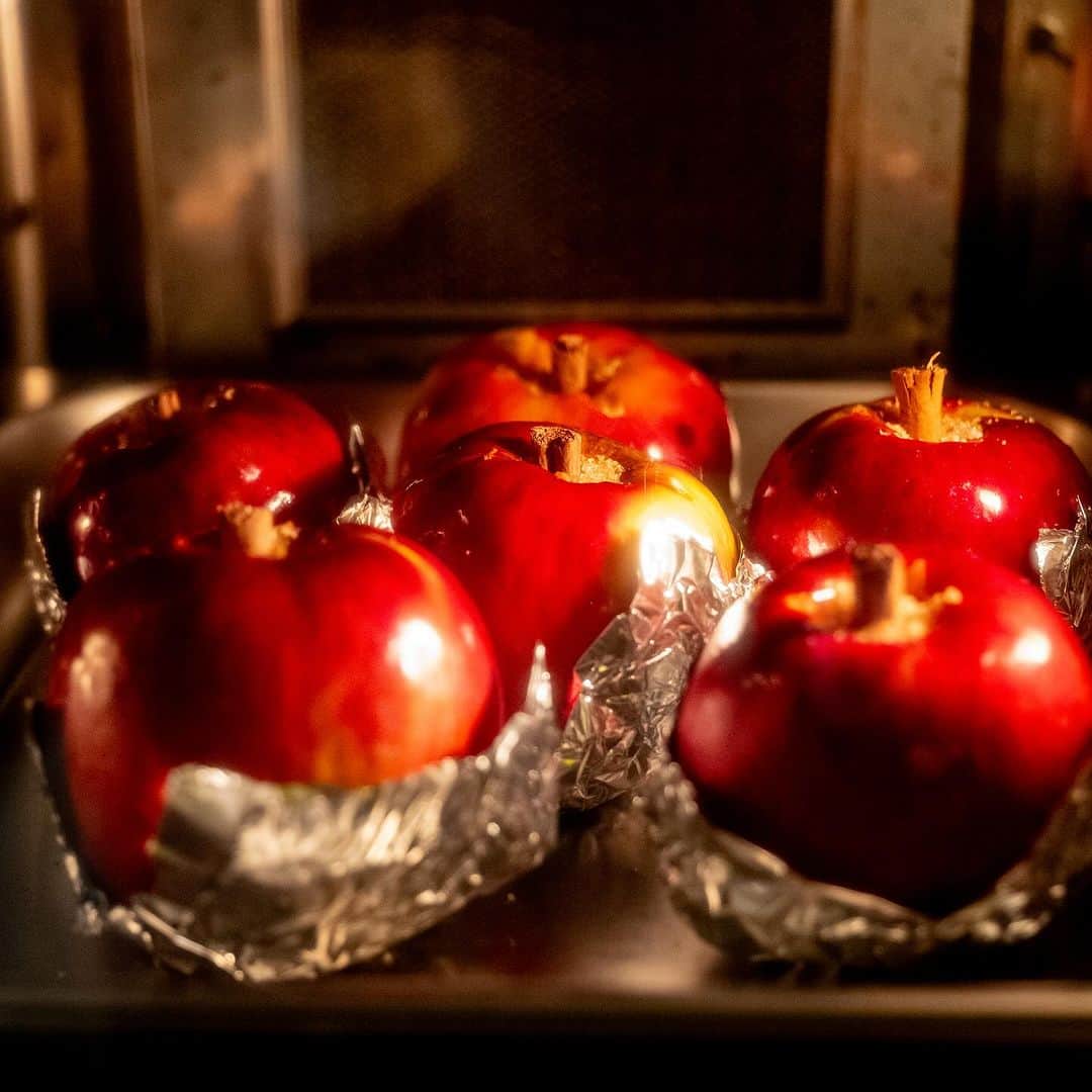 武井義明のインスタグラム：「焼きリンゴ。途中で割れちゃって失敗したので「作り始め」の画像です。クローブ、カルダモン、シナモン、ジンジャー、オレンジピール、きび砂糖を入れてます。」