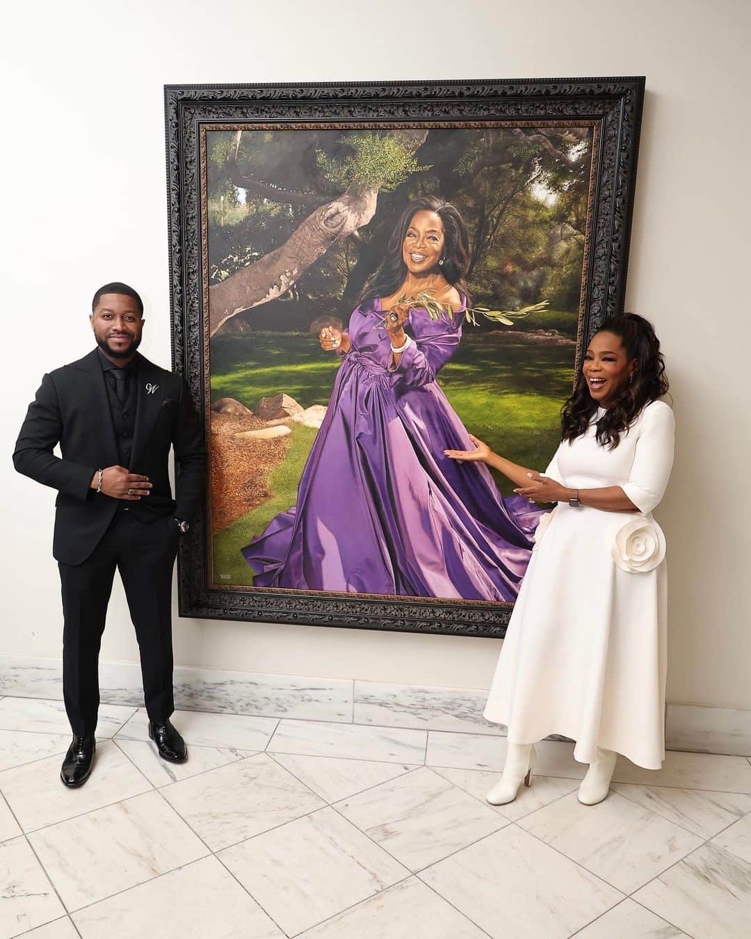 スミソニアン博物館さんのインスタグラム写真 - (スミソニアン博物館Instagram)「Oprah Winfrey joined artist Shawn Michael Warren at the National Portrait Gallery to reveal her portrait, which was commissioned for the museum’s collection. ⁣ ⁣ As a groundbreaking television host, author, and philanthropist, @Oprah Winfrey exemplifies American tenets of individual achievement. In 1986, she rose to fame when her daytime talk show, “The Oprah Winfrey Show,” was nationally syndicated. ⁣ ⁣ In twenty-five seasons, she has interviewed over 37,000 guests from all walks of life. Her ability to connect with diverse audiences helped the program make television history. ⁣ ⁣ As a child, artist Shawn Michael Warren grew up watching and admiring Winfrey on television. In his near life-size painting of her, he depicts her in a purple taffeta gown, a reference to Winfrey’s ongoing interest in Alice Walker’s Pulitzer Prize-winning Novel, “The Color Purple.” #OprahAtNPG #myNPG ⁣ ⁣ 📸: (1) © Tony Powell (@tonypowell1) (2)Photo by Paul Morigi/Getty Images for Smithsonian’s National Portrait Gallery⁣ ⁣ 🖼️ : “Oprah Winfrey” by Shawn Michael Warren, 2023. National Portrait Gallery, Smithsonian Institution. Acquired through the generosity of Tommie L. Pegues and Donald A. Capoccia; Taylor and Wemimo Abbey; Anonymous; Deon Jones and Cameron J. Ross; Lisa Opoku and Loki Muthu; Mack Wilbourn; Charles Young and Andrea Wishom Young. ⁣」12月14日 23時07分 - smithsonian