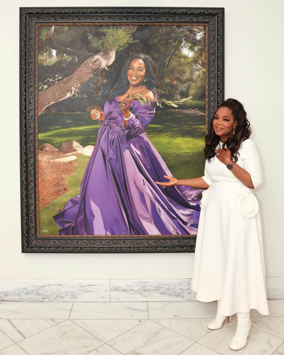 スミソニアン博物館のインスタグラム：「Oprah Winfrey joined artist Shawn Michael Warren at the National Portrait Gallery to reveal her portrait, which was commissioned for the museum’s collection. ⁣ ⁣ As a groundbreaking television host, author, and philanthropist, @Oprah Winfrey exemplifies American tenets of individual achievement. In 1986, she rose to fame when her daytime talk show, “The Oprah Winfrey Show,” was nationally syndicated. ⁣ ⁣ In twenty-five seasons, she has interviewed over 37,000 guests from all walks of life. Her ability to connect with diverse audiences helped the program make television history. ⁣ ⁣ As a child, artist Shawn Michael Warren grew up watching and admiring Winfrey on television. In his near life-size painting of her, he depicts her in a purple taffeta gown, a reference to Winfrey’s ongoing interest in Alice Walker’s Pulitzer Prize-winning Novel, “The Color Purple.” #OprahAtNPG #myNPG ⁣ ⁣ 📸: (1) © Tony Powell (@tonypowell1) (2)Photo by Paul Morigi/Getty Images for Smithsonian’s National Portrait Gallery⁣ ⁣ 🖼️ : “Oprah Winfrey” by Shawn Michael Warren, 2023. National Portrait Gallery, Smithsonian Institution. Acquired through the generosity of Tommie L. Pegues and Donald A. Capoccia; Taylor and Wemimo Abbey; Anonymous; Deon Jones and Cameron J. Ross; Lisa Opoku and Loki Muthu; Mack Wilbourn; Charles Young and Andrea Wishom Young. ⁣」