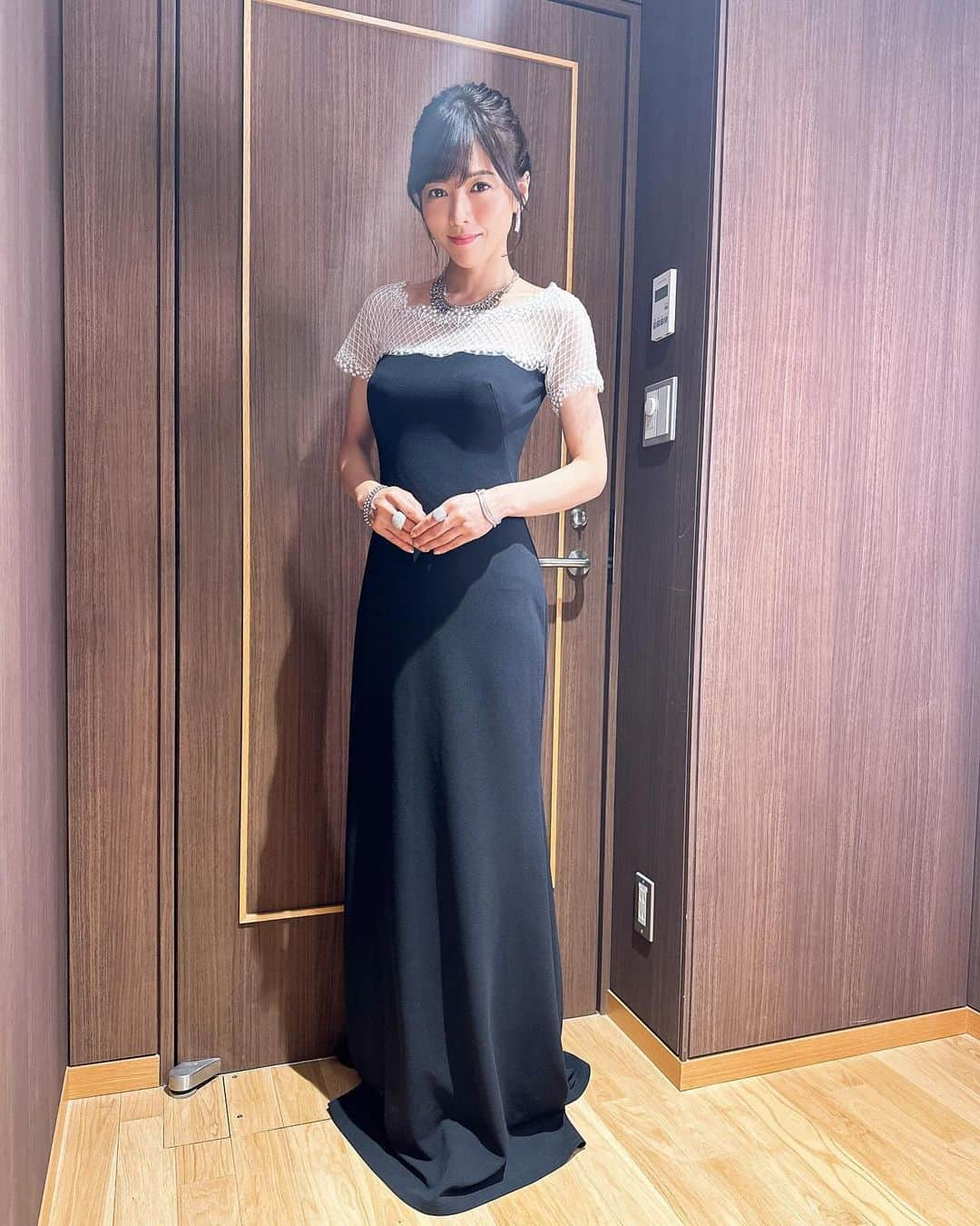 釈由美子さんのインスタグラム写真 - (釈由美子Instagram)「本日は横浜みなとみらいホールの大ホールで 神奈川トヨタ自動車様主催の  『第41回クラウンクラシックコンサート』が開催されました🎵🎻  私は神奈川トヨタ様のアンバサダーとして 指揮者の水戸博之さんに花束の贈呈をさせて頂きました💐  水戸さんのダイナミックかつ繊細な指揮に酔いしれました🤩✨  神奈川フィルハーモニー管弦楽団さんの美しい音色や ヴァイオリニスト毛利文香さんの芸術的なソロ🎻✨、 そして横浜みなとみらいホールのシンボル、 パイプオルガンの“ルーシー”をおごそかに大迫力で弾いてくださったオルガニスト中澤未帆さんの演奏にも圧倒されました！！🎹  🥹✨🙏  クラシックコンサートというと 少々敷居が高そうに感じますが  “より親しみやすいクラシックコンサート”をコンセプトに  聴き馴染みのあるクラシックの名曲から 有名な映画の音楽まで  盛りだくさんの豪華なプログラムでした✨  事前にご応募いただいた参加者の方の指揮者体験コーナーや アンコールの「ラデツキー行進曲」では お客様の手拍子とオーケストラとのハーモニーが最高潮に盛り上がり✨  会場一体となって楽しめる最高のコンサートでした🎵🥹✨🙏  #クラウンクラシックコンサート  #トヨタモビリティ神奈川プレゼンツ #神奈川フィルハーモニー管弦楽団  #指揮者#毛利博之さん」12月14日 23時12分 - yumikoshaku