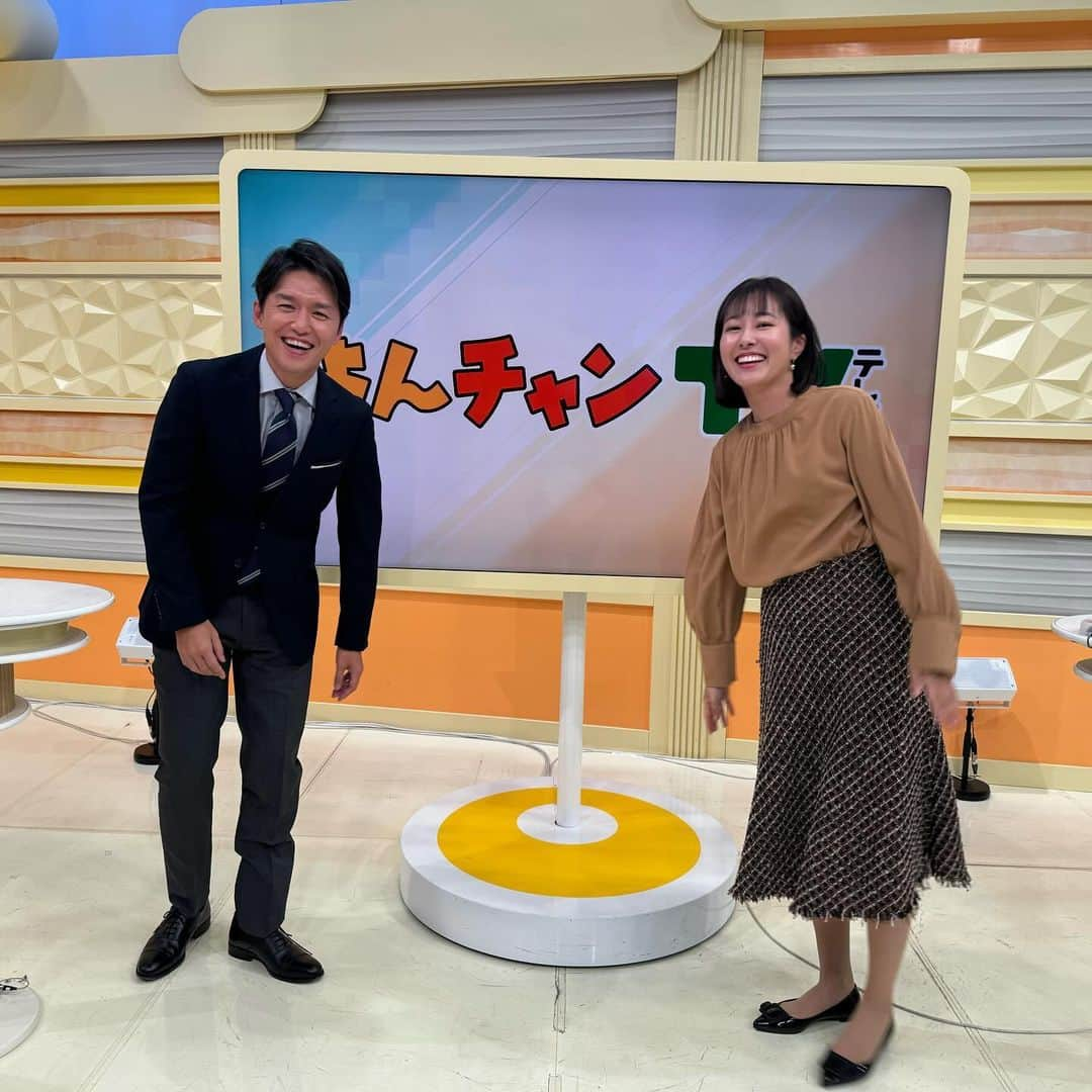 山中真さんのインスタグラム写真 - (山中真Instagram)「・ 今日はこの2人で よんチャンTV お届けしました。  なんかポーズとりたいけど うまくいかない日々。  #mbs #よんチャンtv #明日はせやねん！ロケ」12月14日 23時18分 - makorine1120