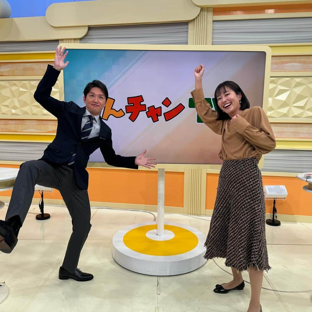 山中真さんのインスタグラム写真 - (山中真Instagram)「・ 今日はこの2人で よんチャンTV お届けしました。  なんかポーズとりたいけど うまくいかない日々。  #mbs #よんチャンtv #明日はせやねん！ロケ」12月14日 23時18分 - makorine1120