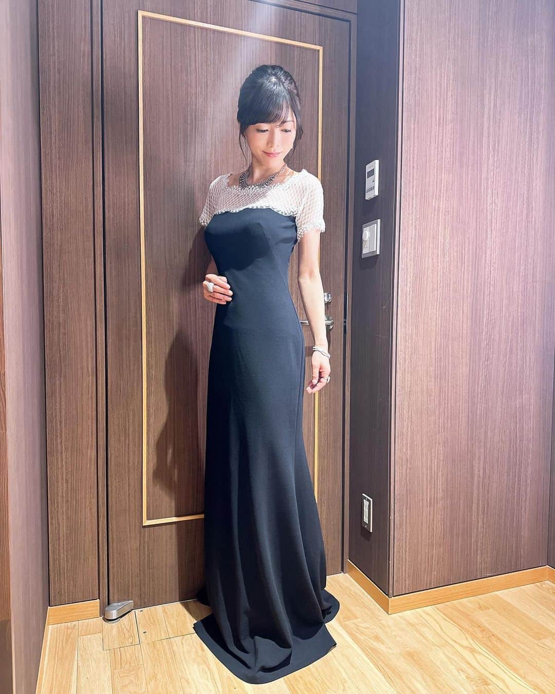 釈由美子のインスタグラム：「本日の衣装👠👗✨  ジュエリー ABISTE @abiste_official  ドレス TADASHI SHOJI @babyface.dress @tadashishoji」