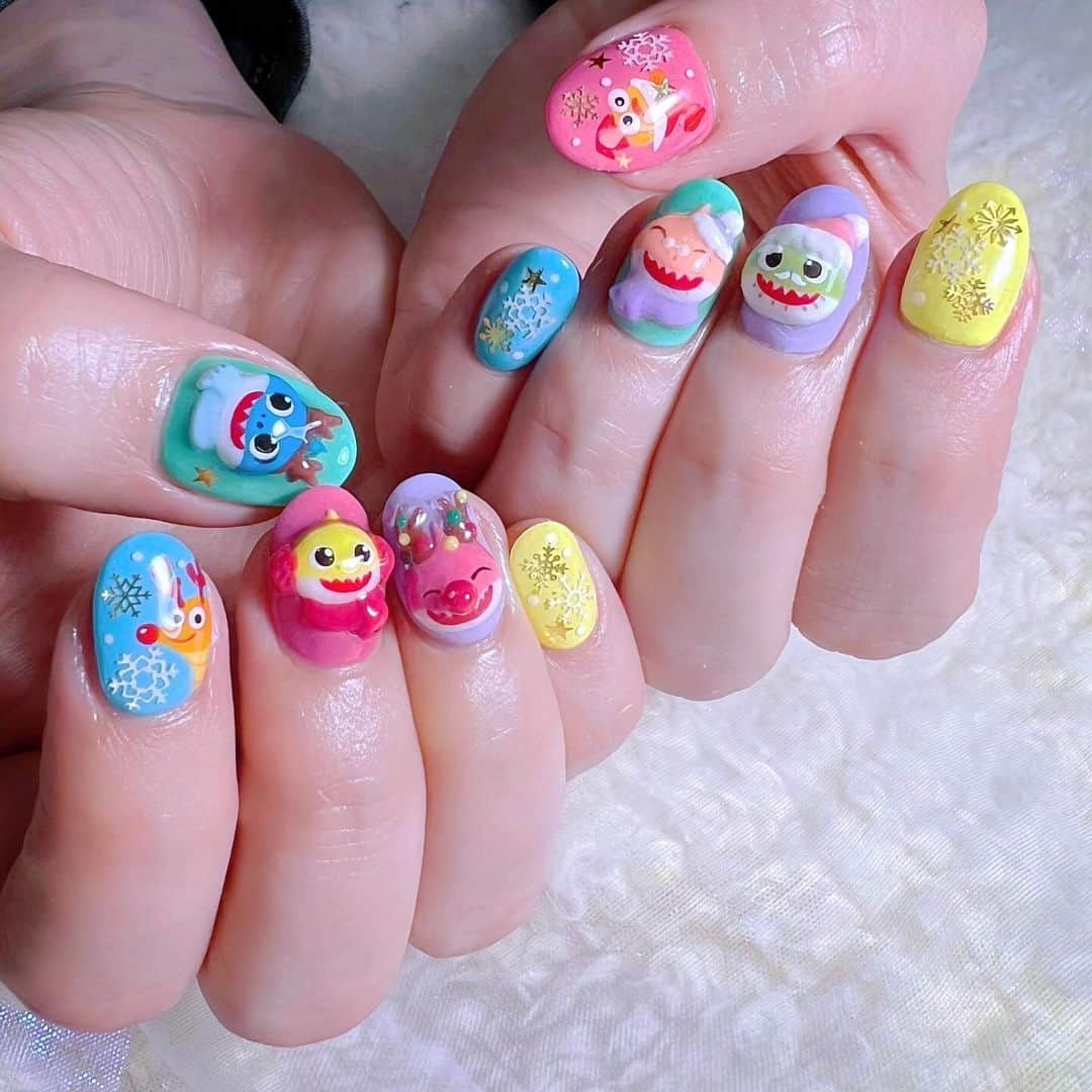 なかやまちえこのインスタグラム：「🦈🎄⠀ ⠀ @reiandbob さん⠀ @reimatsuzaki_mama ⠀ ベイビーシャークのクリスマスネイルのオーダーです♡⠀ ⠀ @aby_sharenail #nail #nails #nailart #ネイル #美甲 #ネイルアート  #japanesenailart #manucure #japanesenails #manicurist #gelnails #أظافر #네일아트 #미용  #เพ้นท์เล็บ #artedeuñas #เพ้นท์เล็บเจล #ジェルネイルデザイン #ネイルデザイン #nagelkunst #ベイビーシャーク #babyshark #ベイビーシャークネイル #babysharknails」