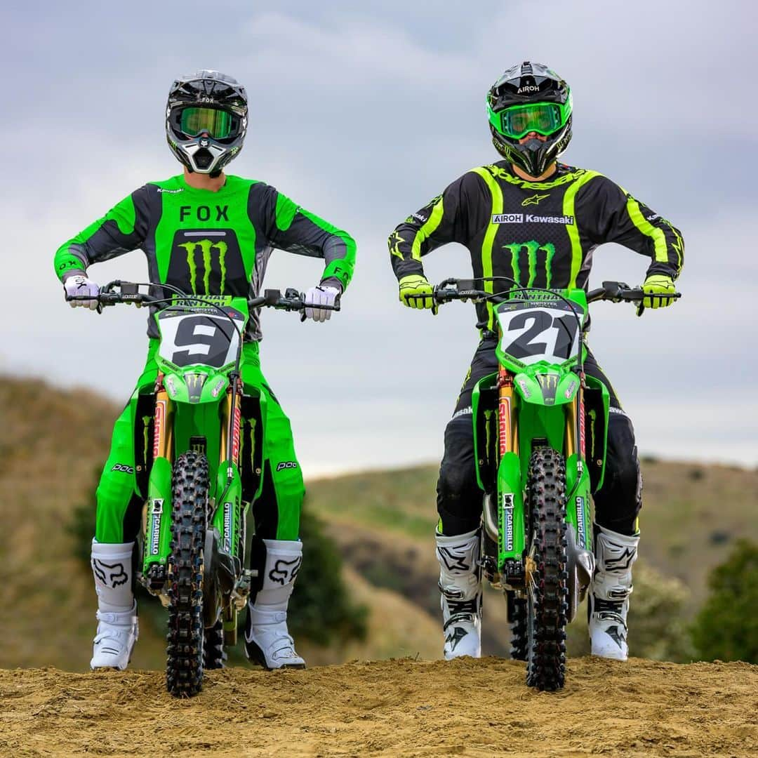 Racer X Onlineさんのインスタグラム写真 - (Racer X OnlineInstagram)「Messing around in the hills, a little on the track and in the studio 🔥 Check out the 2024 Kawasaki team photo shoot ➡️ Live on the site 🟢🟢 #RacerX」12月14日 23時26分 - racerxonline