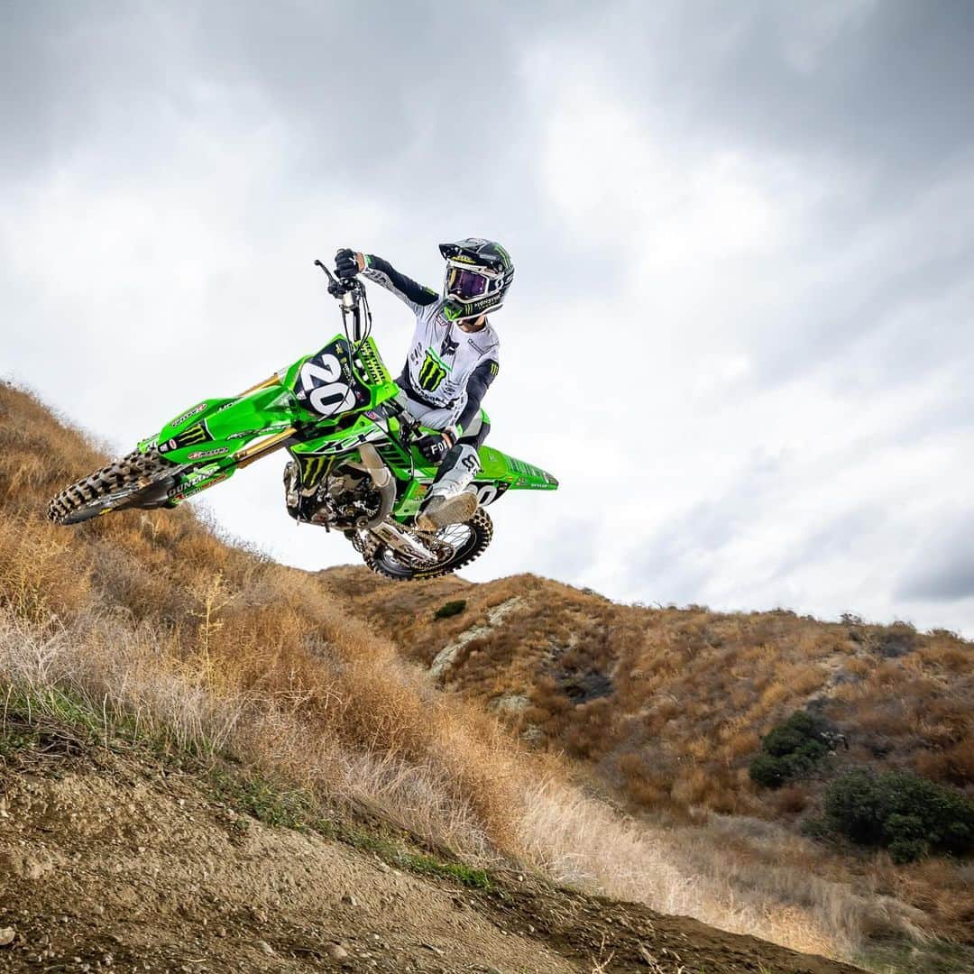 Racer X Onlineさんのインスタグラム写真 - (Racer X OnlineInstagram)「Messing around in the hills, a little on the track and in the studio 🔥 Check out the 2024 Kawasaki team photo shoot ➡️ Live on the site 🟢🟢 #RacerX」12月14日 23時26分 - racerxonline