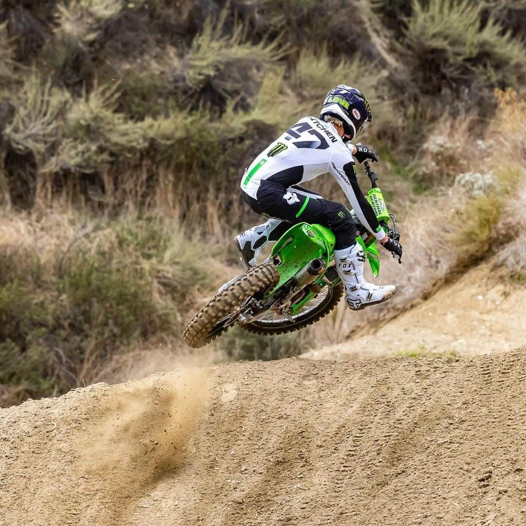 Racer X Onlineさんのインスタグラム写真 - (Racer X OnlineInstagram)「Messing around in the hills, a little on the track and in the studio 🔥 Check out the 2024 Kawasaki team photo shoot ➡️ Live on the site 🟢🟢 #RacerX」12月14日 23時26分 - racerxonline