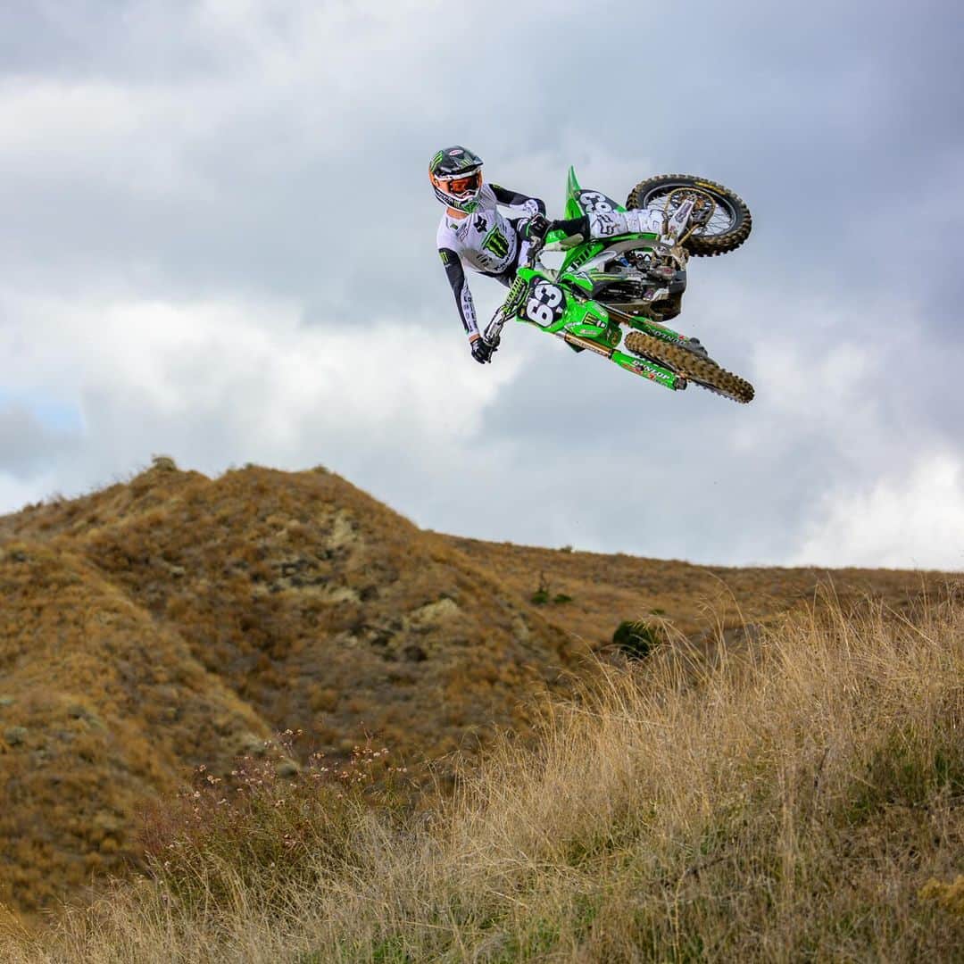 Racer X Onlineさんのインスタグラム写真 - (Racer X OnlineInstagram)「Messing around in the hills, a little on the track and in the studio 🔥 Check out the 2024 Kawasaki team photo shoot ➡️ Live on the site 🟢🟢 #RacerX」12月14日 23時26分 - racerxonline
