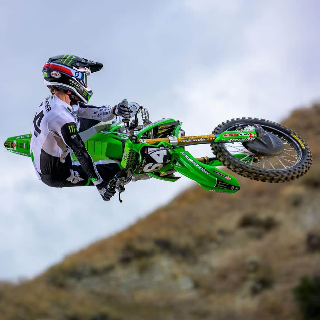Racer X Onlineのインスタグラム：「Messing around in the hills, a little on the track and in the studio 🔥 Check out the 2024 Kawasaki team photo shoot ➡️ Live on the site 🟢🟢 #RacerX」