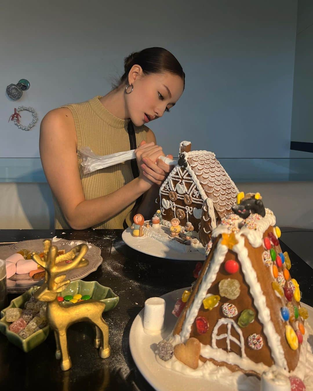 サクラ・キルシュさんのインスタグラム写真 - (サクラ・キルシュInstagram)「🎀 making gingerbread houses 🎀 お菓子の家を作るのがヨーロッパのクリスマス前の楽しみのひとつ☺️」12月14日 23時28分 - sakura_kirsch