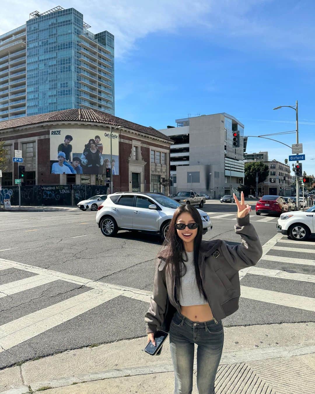 カン・ギョンミンさんのインスタグラム写真 - (カン・ギョンミンInstagram)「💫 1-2 LA 클럽 처음. 뉴진스 노래 나와서 꺆 3-4 핫요가 첫 경험. 해본 운동 중 제일 힘들어 5 라이즈랑 사진 찍은 아줌마; 6 강아지 긔여워  7 오징어게임 사방에 붙어 있구 8-9 옷 예뻤는데  10 날씨 최고 선셋 최고 LA」12月14日 23時29分 - kkmmmkk
